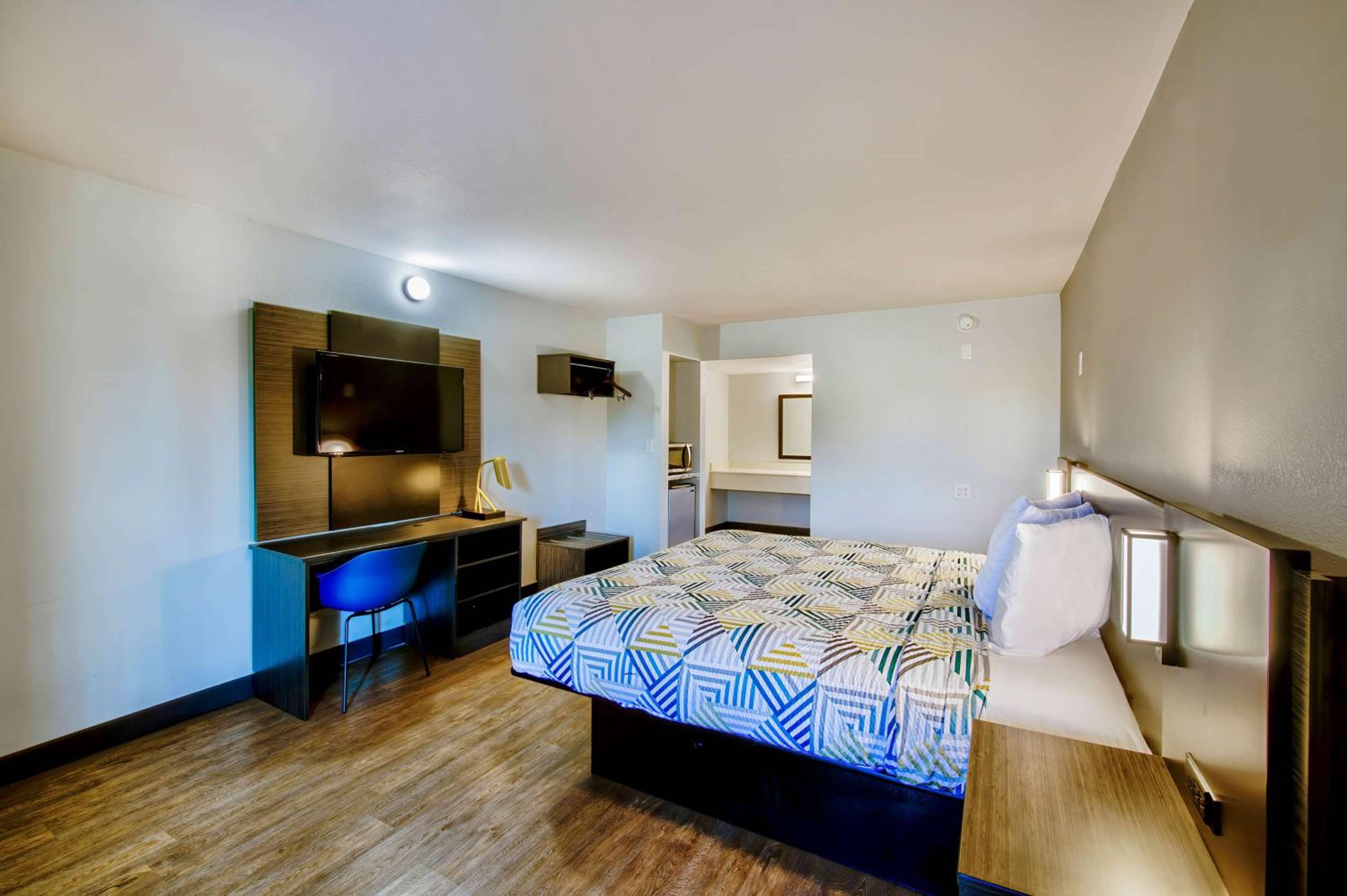King Room - Non-Smoking - Photo 2