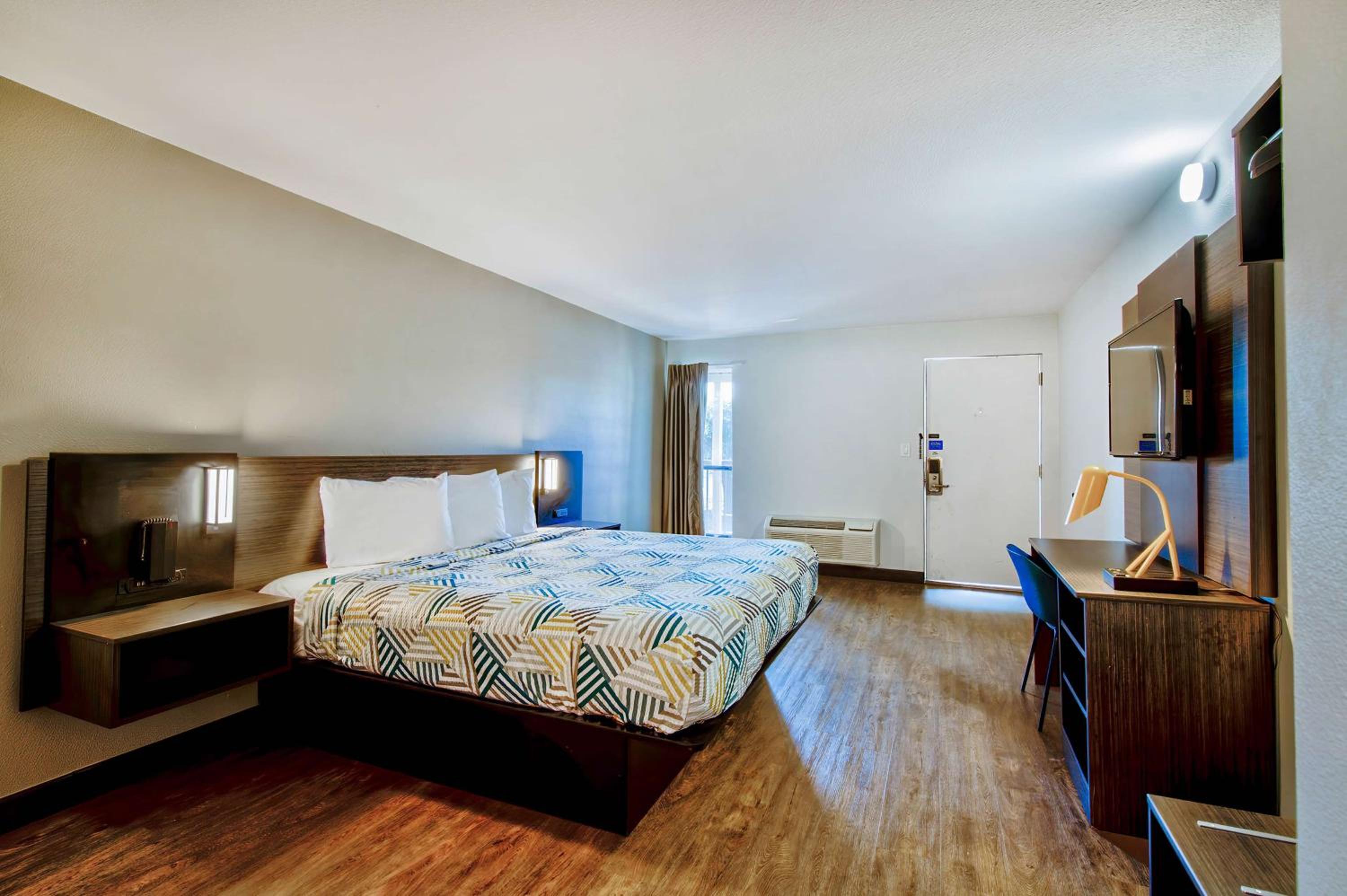 King Room - Non-Smoking - Photo 4