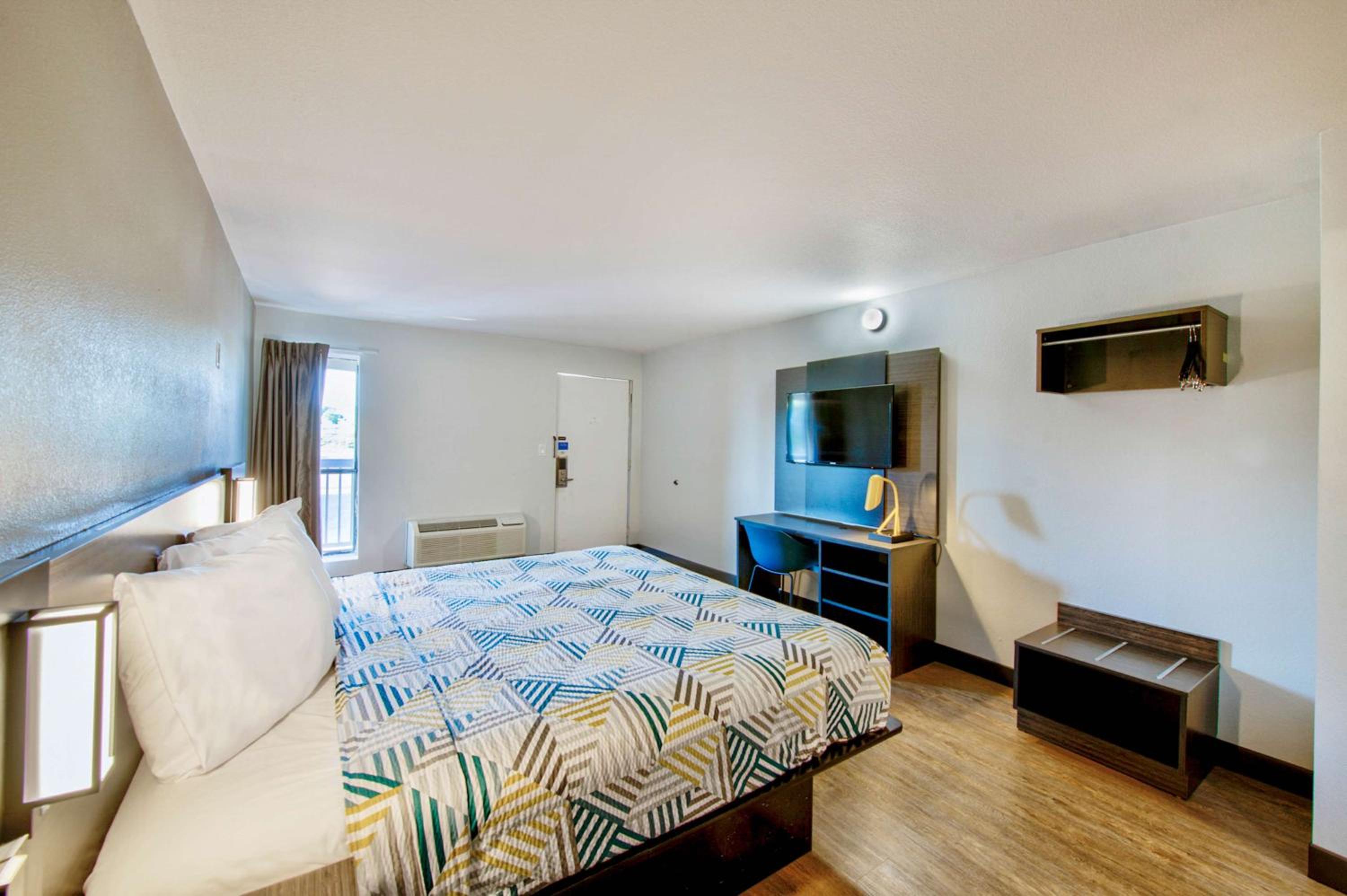 Deluxe King Room - Non-Smoking - Photo 3