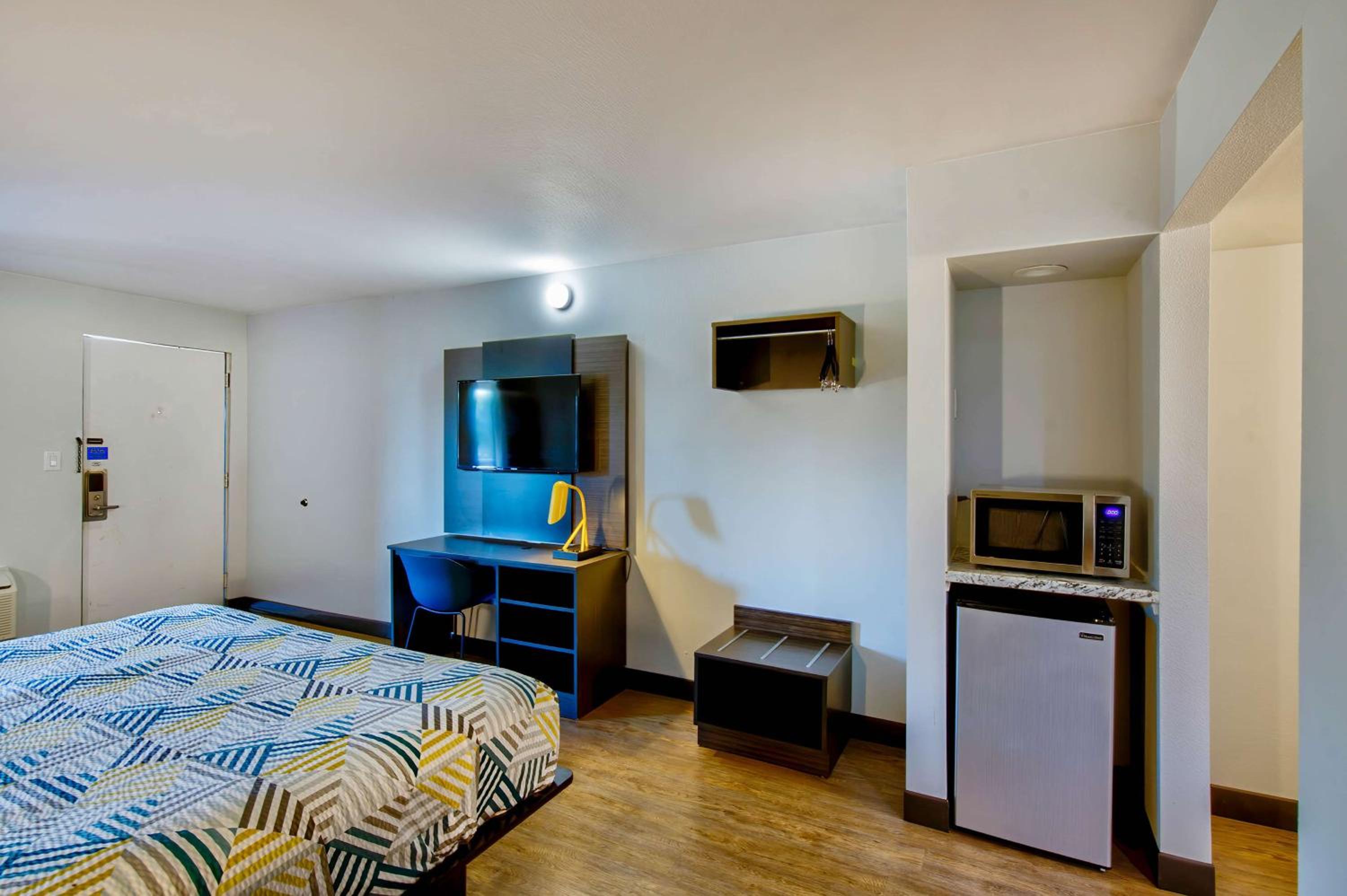 King Room - Non-Smoking - Photo 1