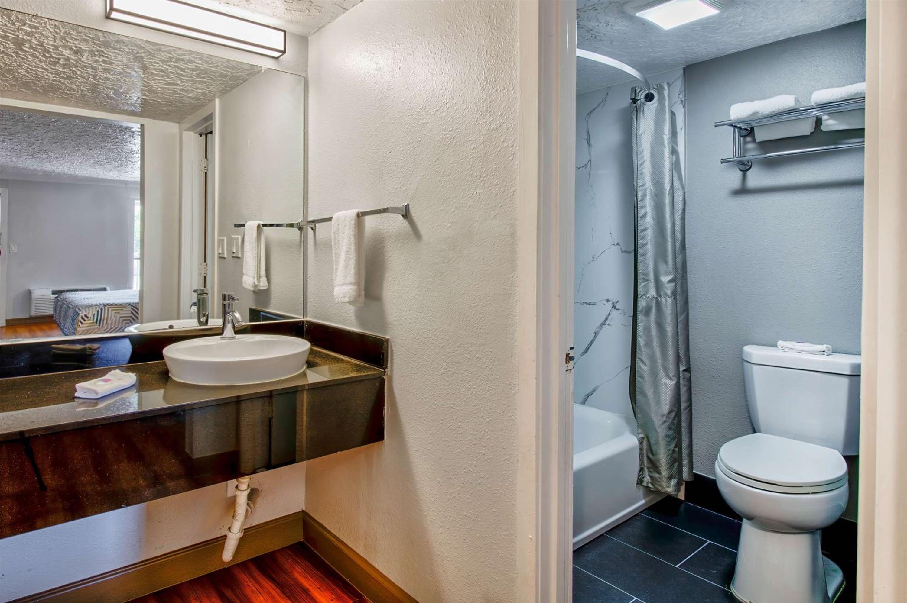 King Room - Non-Smoking - Photo 3