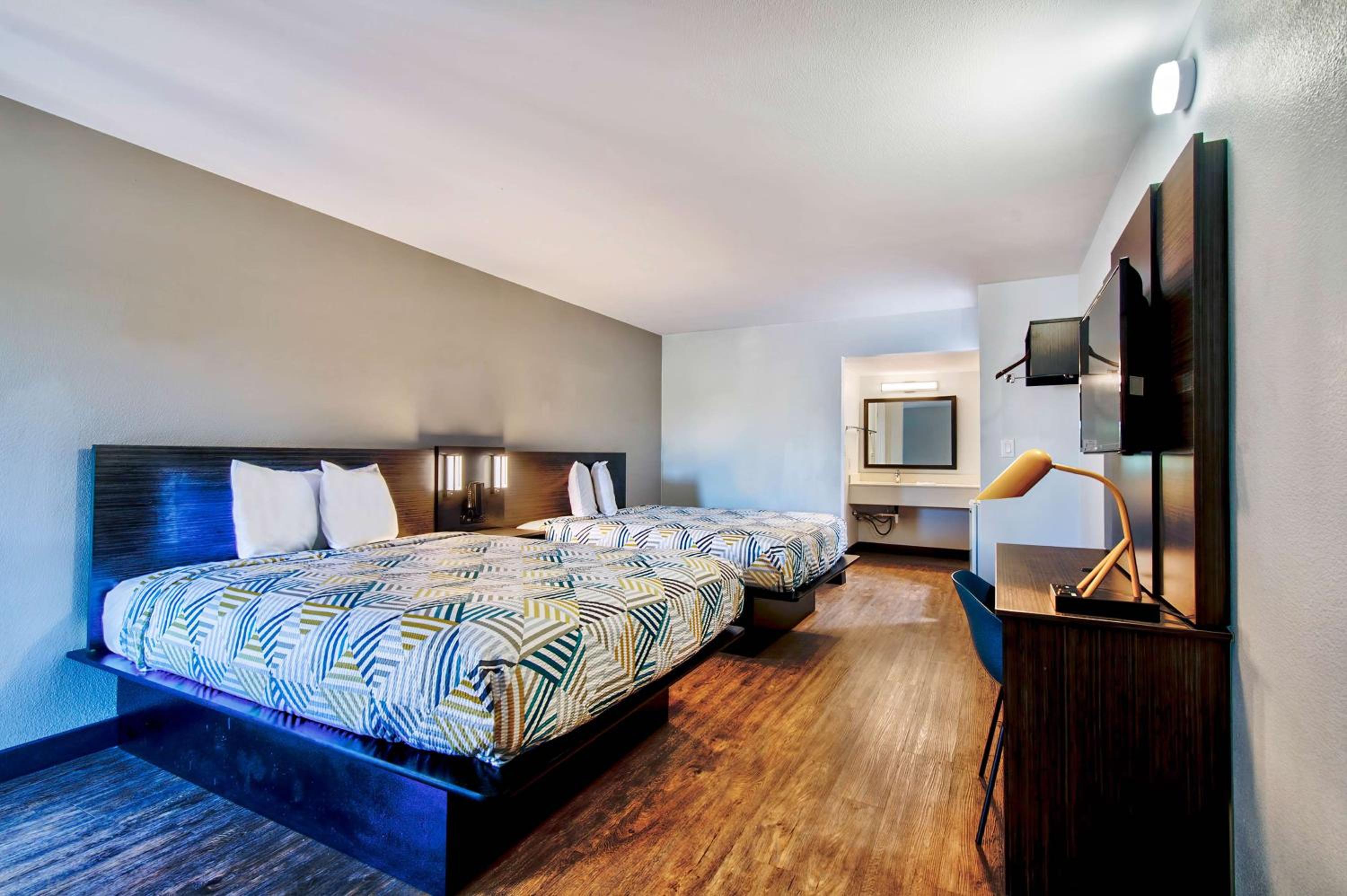 Queen Room with Two Queen Beds - Non-Smoking - Photo 2