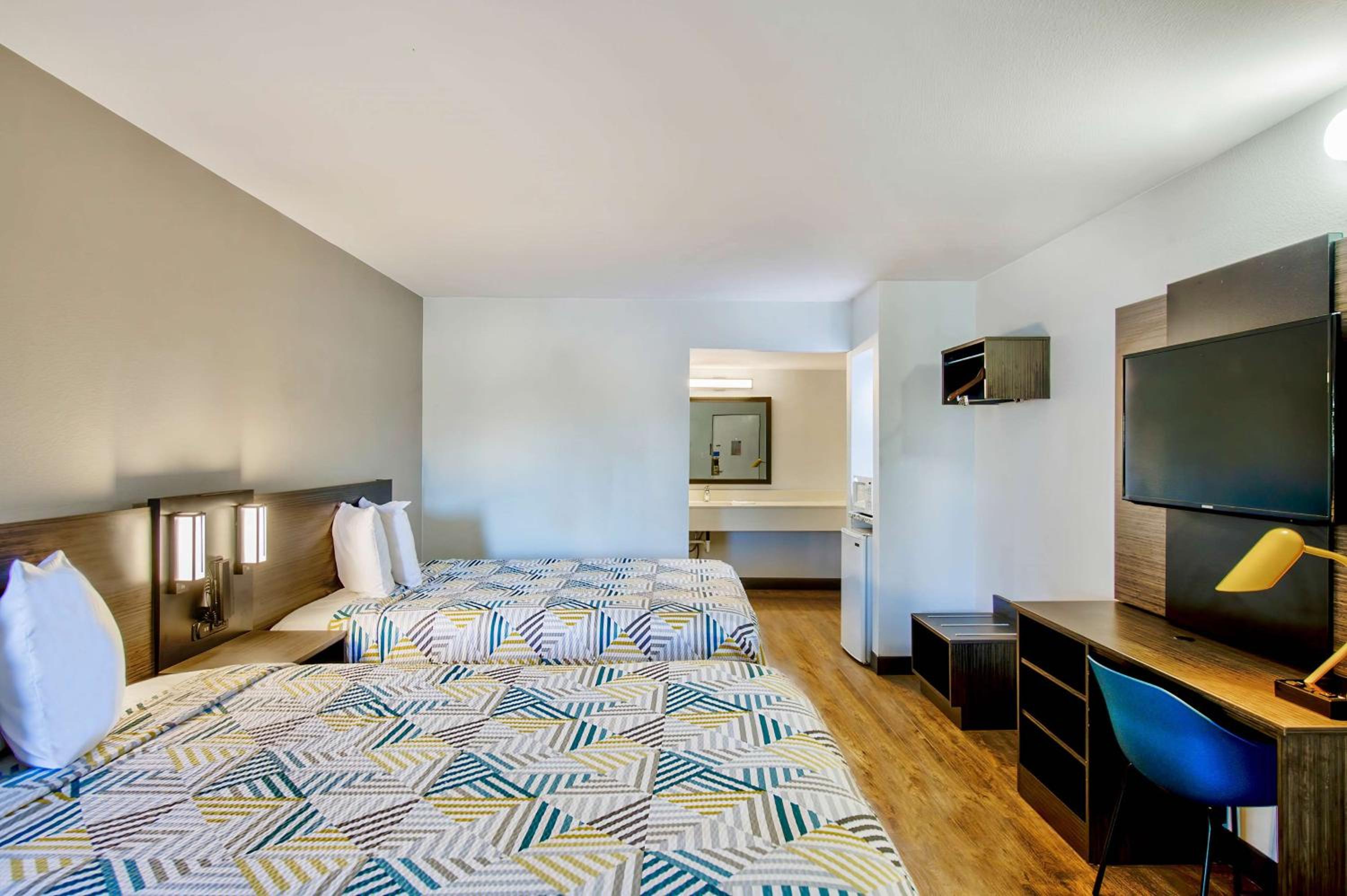 Queen Room with Two Queen Beds - Non-Smoking - Photo 4
