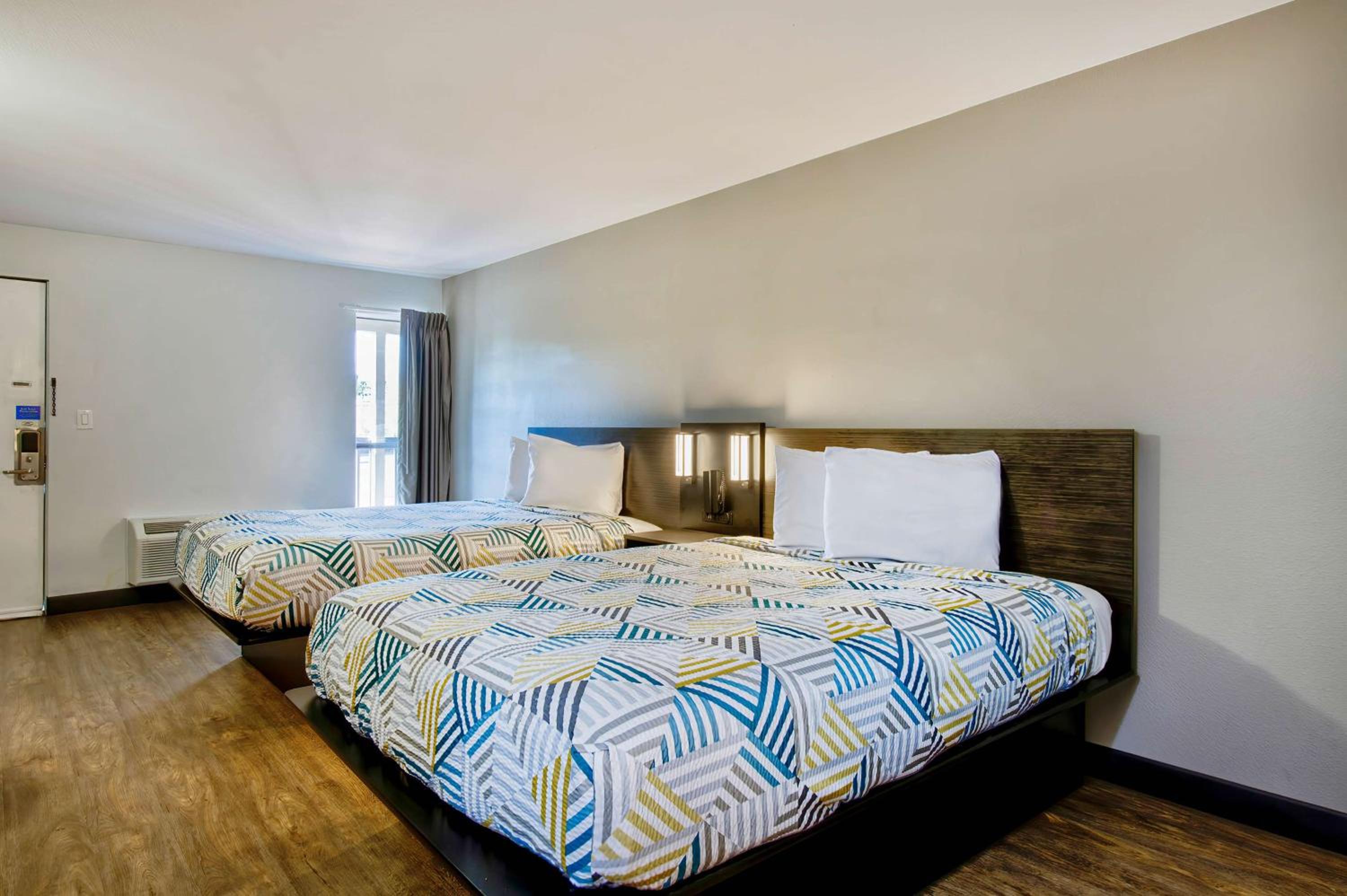 Queen Room with Two Queen Beds - Non-Smoking - Photo 5