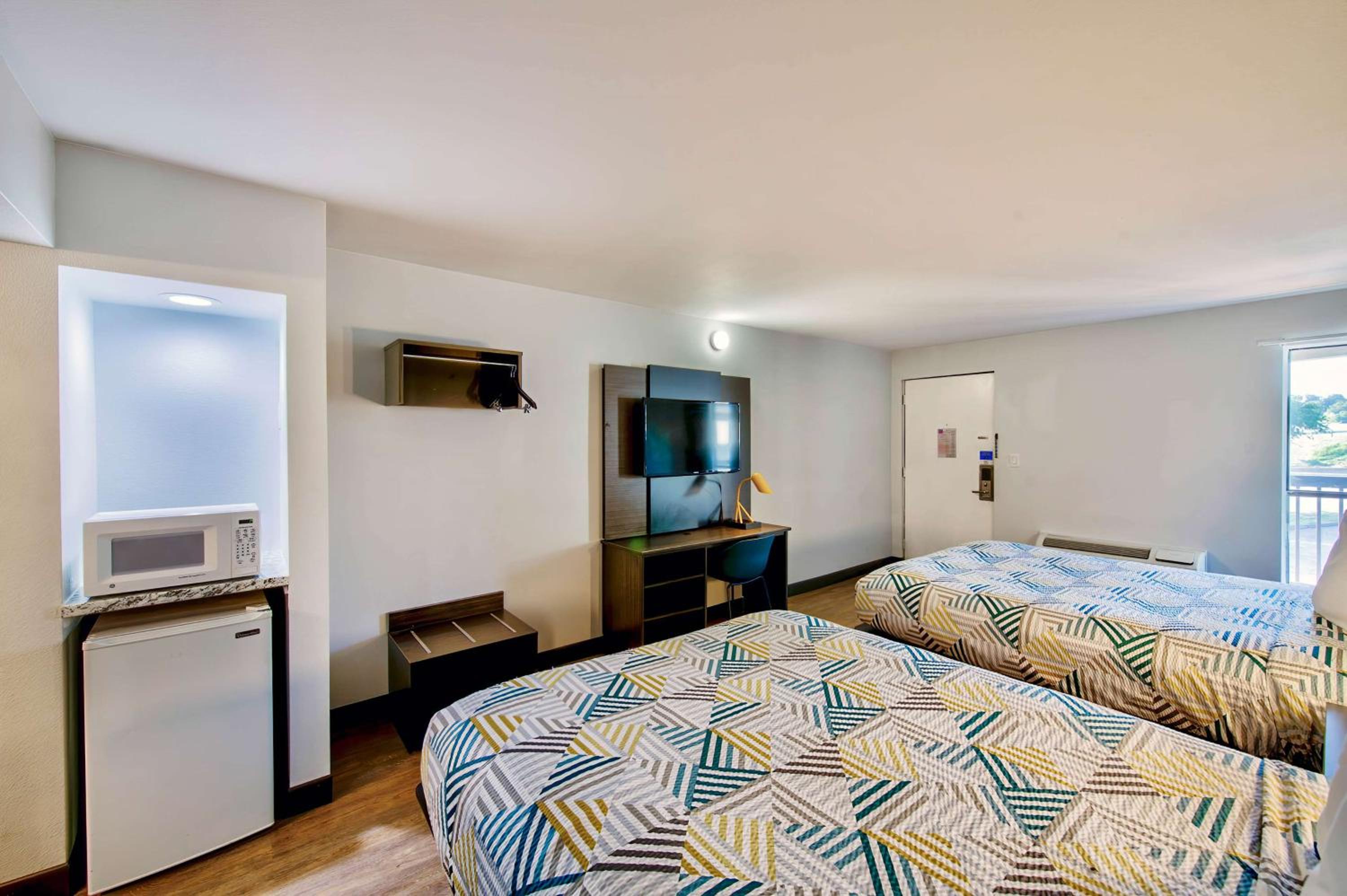 Queen Room with Two Queen Beds - Non-Smoking - Photo 1