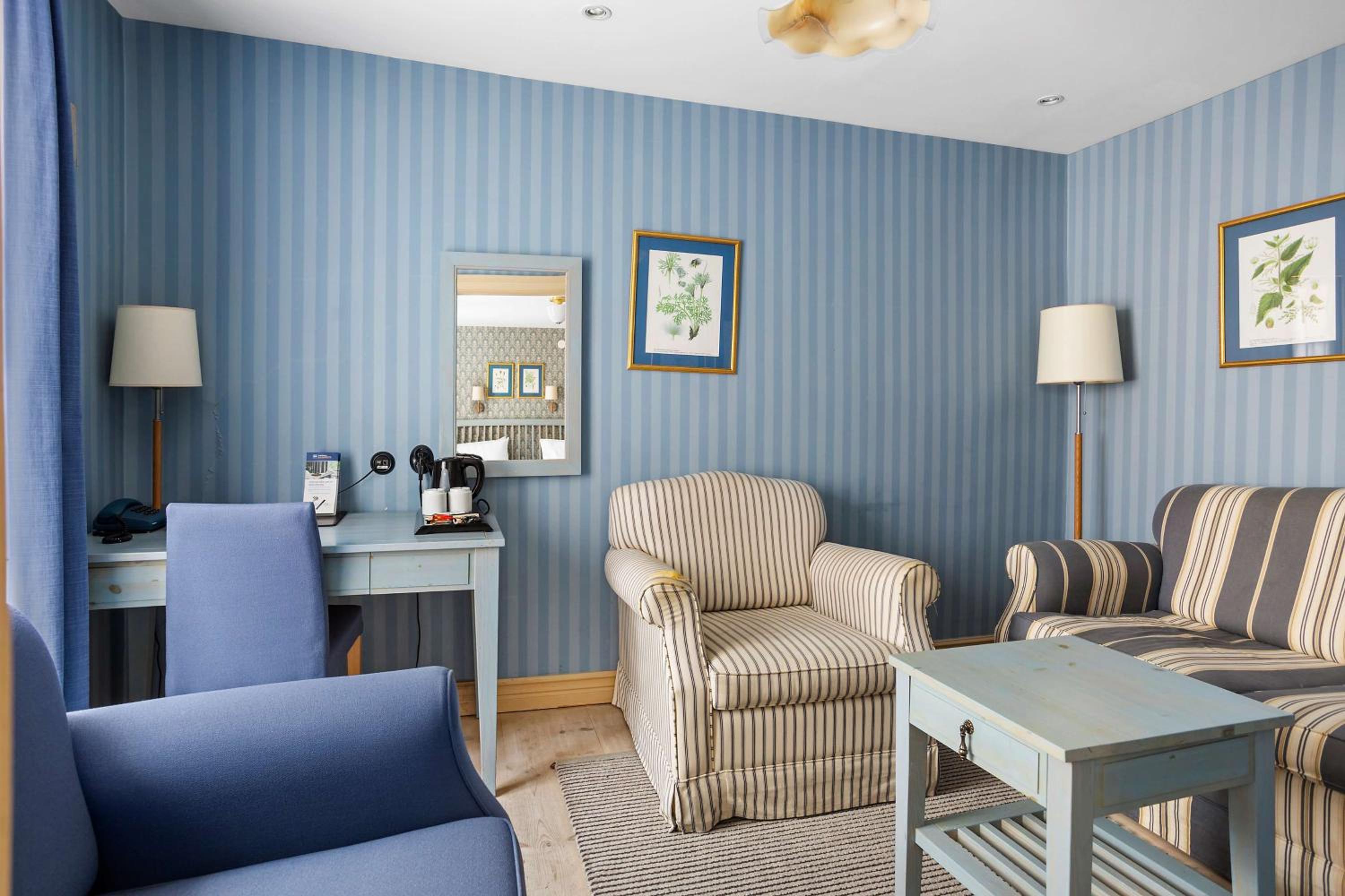 Twin Room with Sofa Bed - Non-Smoking - Photo 9