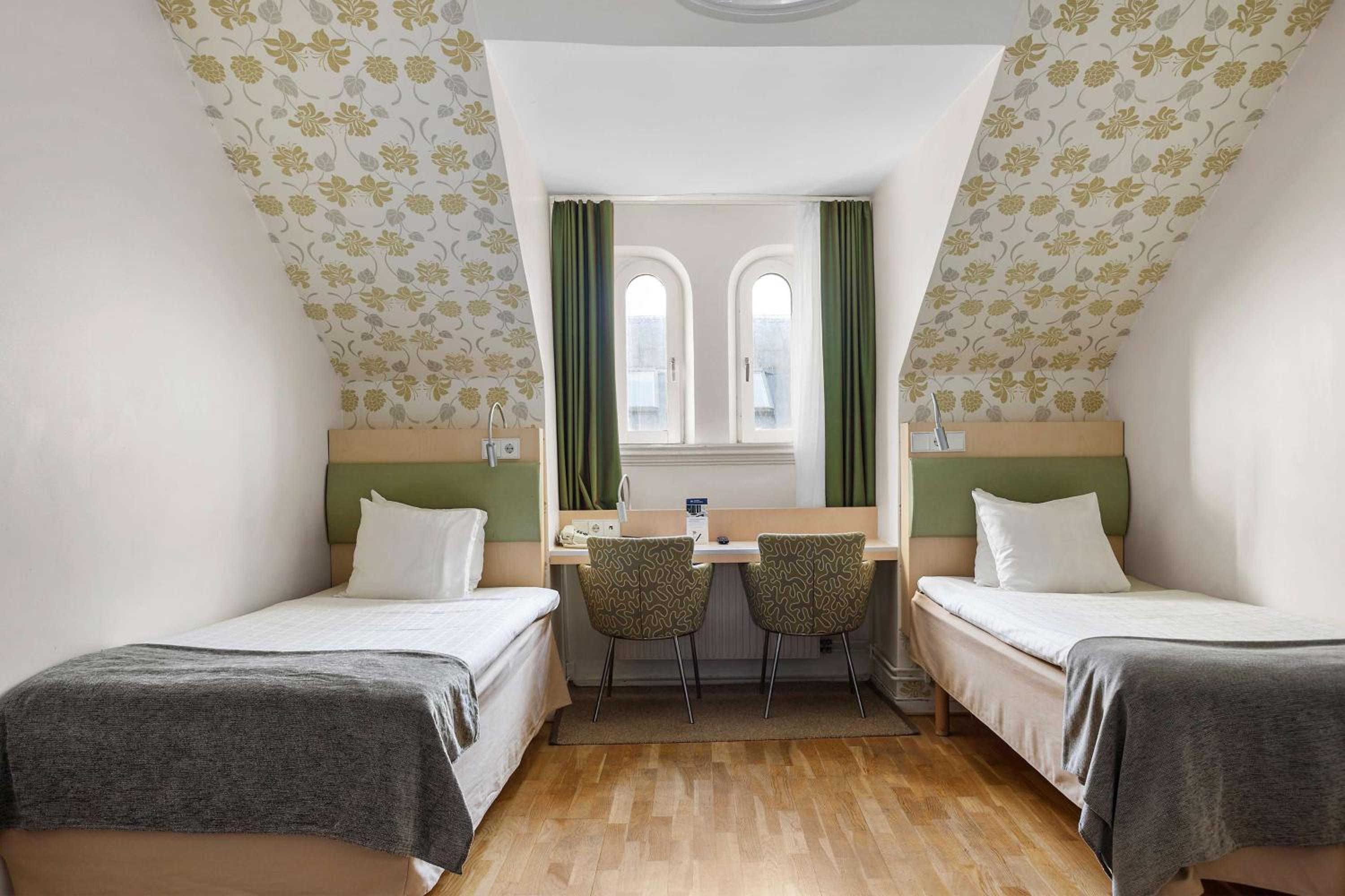 Twin Room - Non-Smoking - Photo 7