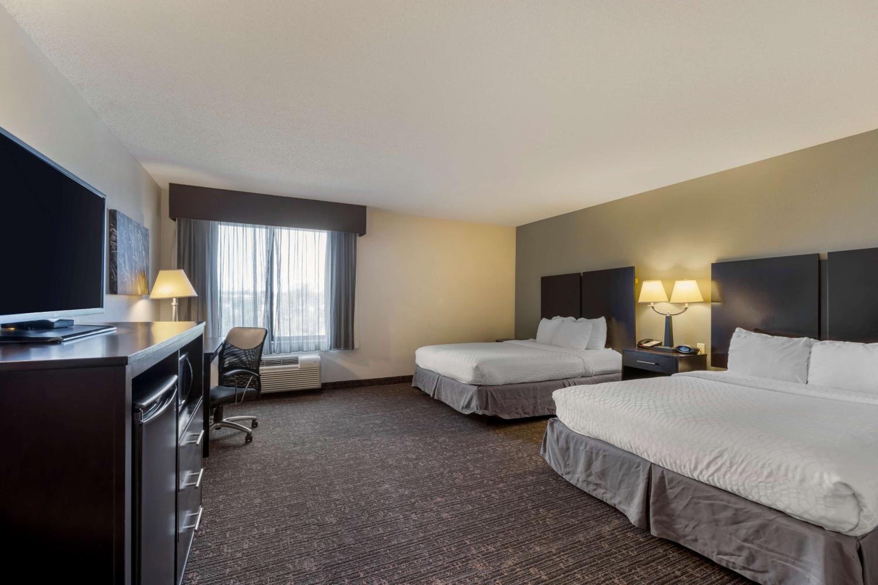 Queen Room with Two Queen Beds and Bath Tub - Disability Access/Non-Smoking  - Photo 4