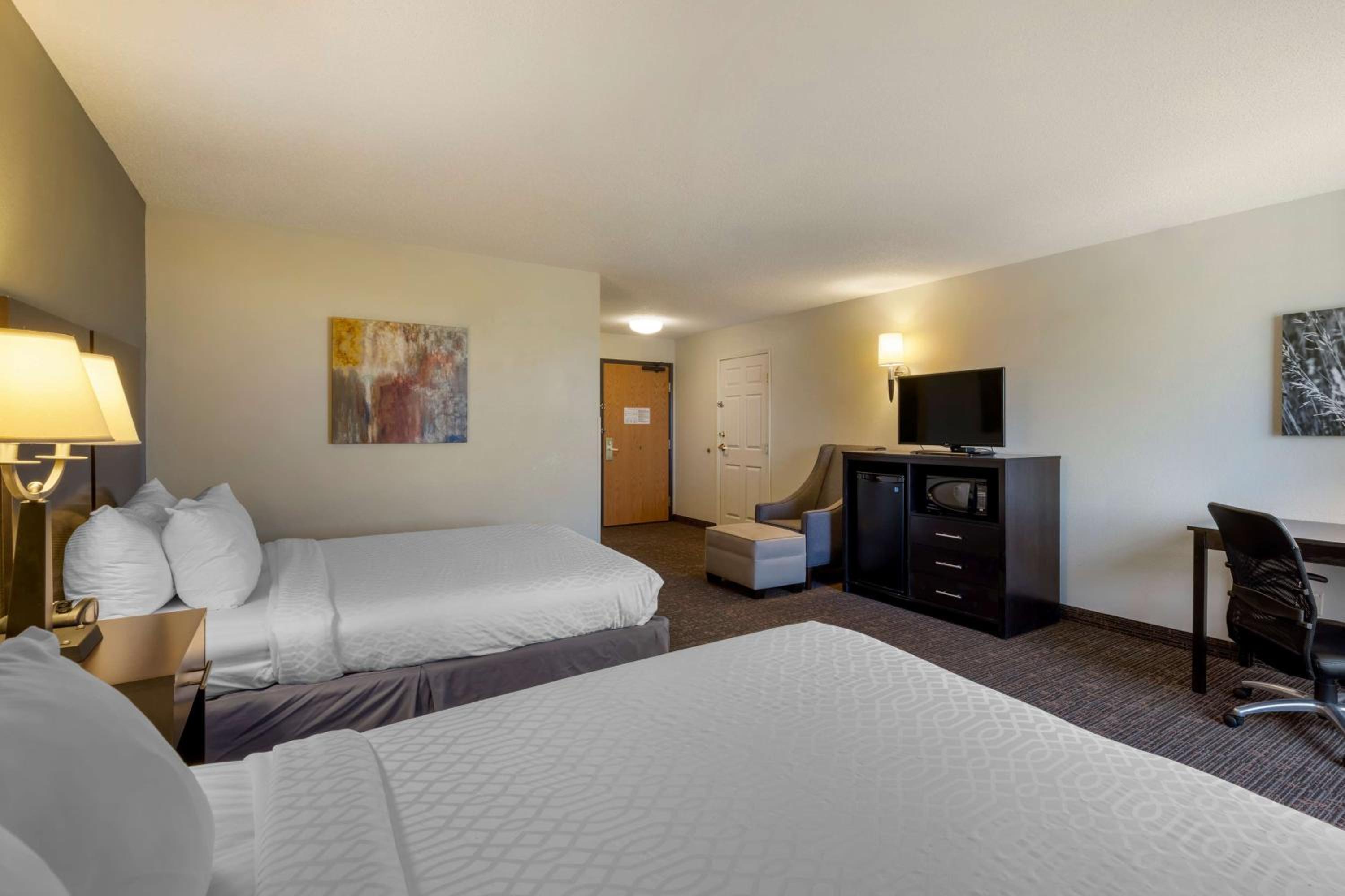 Queen Room with Two Queen Beds and Bath Tub - Disability Access/Non-Smoking  - Photo 3