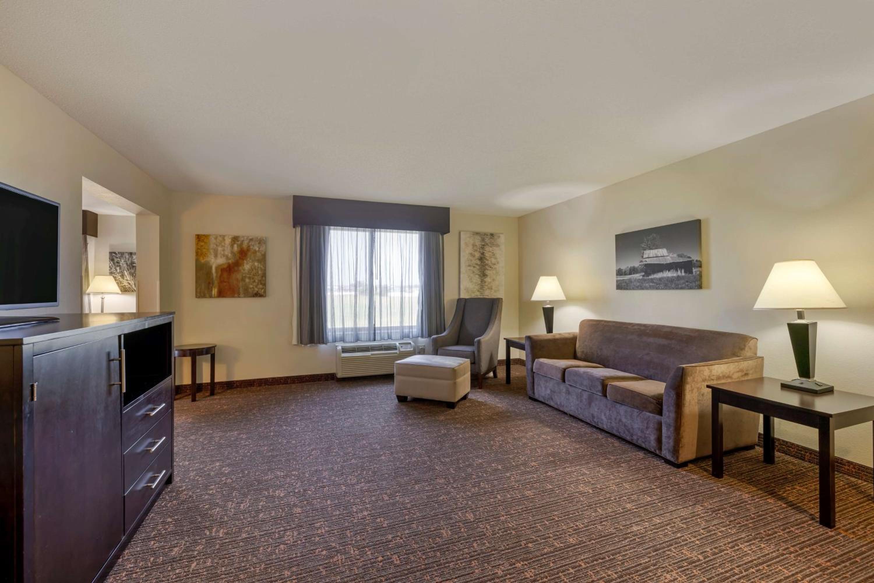 King Suite with Sofa Bed - Non-Smoking - Photo 1