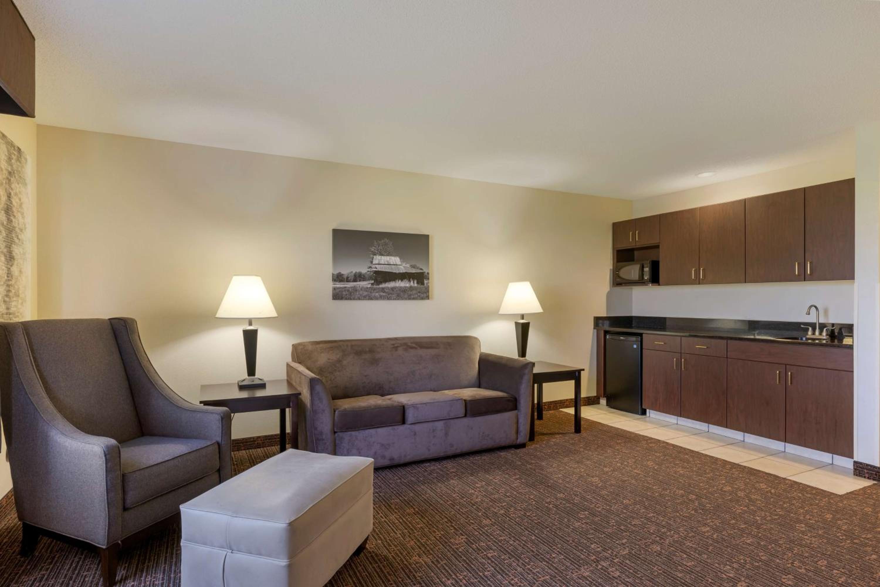King Suite with Sofa Bed - Non-Smoking - Photo 4