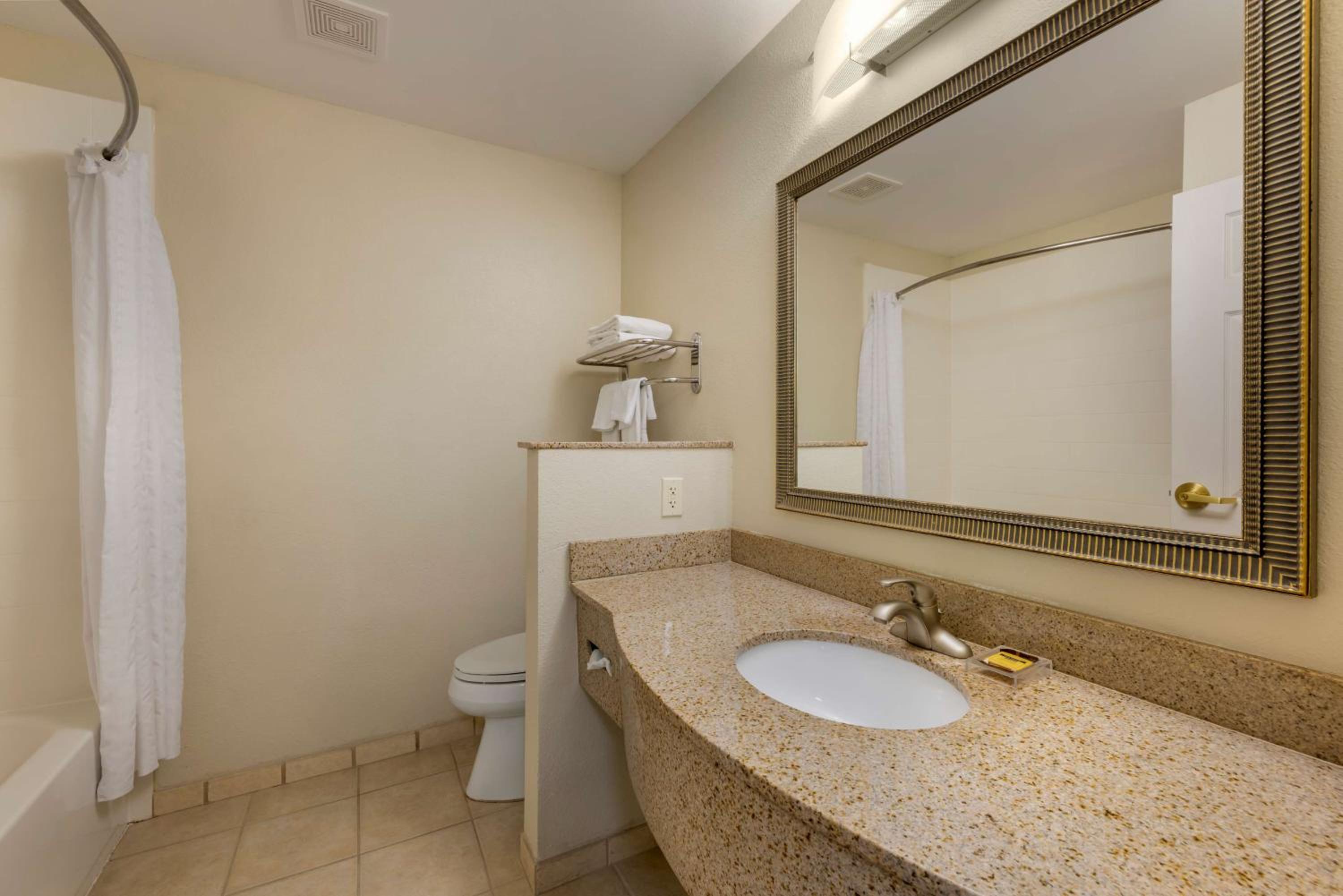 Queen Room - Non-Smoking - Photo 4