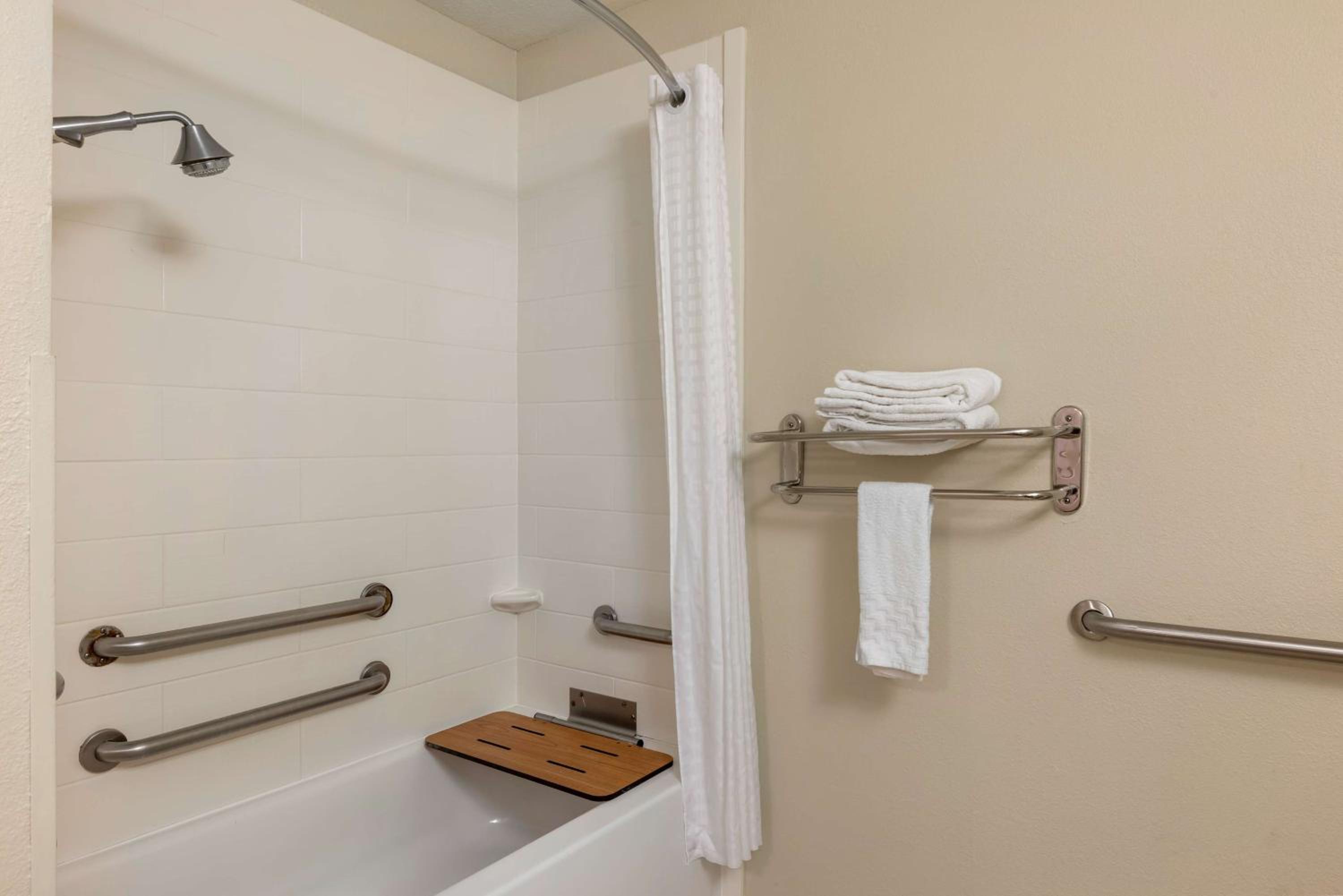 Queen Room with Two Queen Beds and Bath Tub - Disability Access/Non-Smoking  - Photo 6