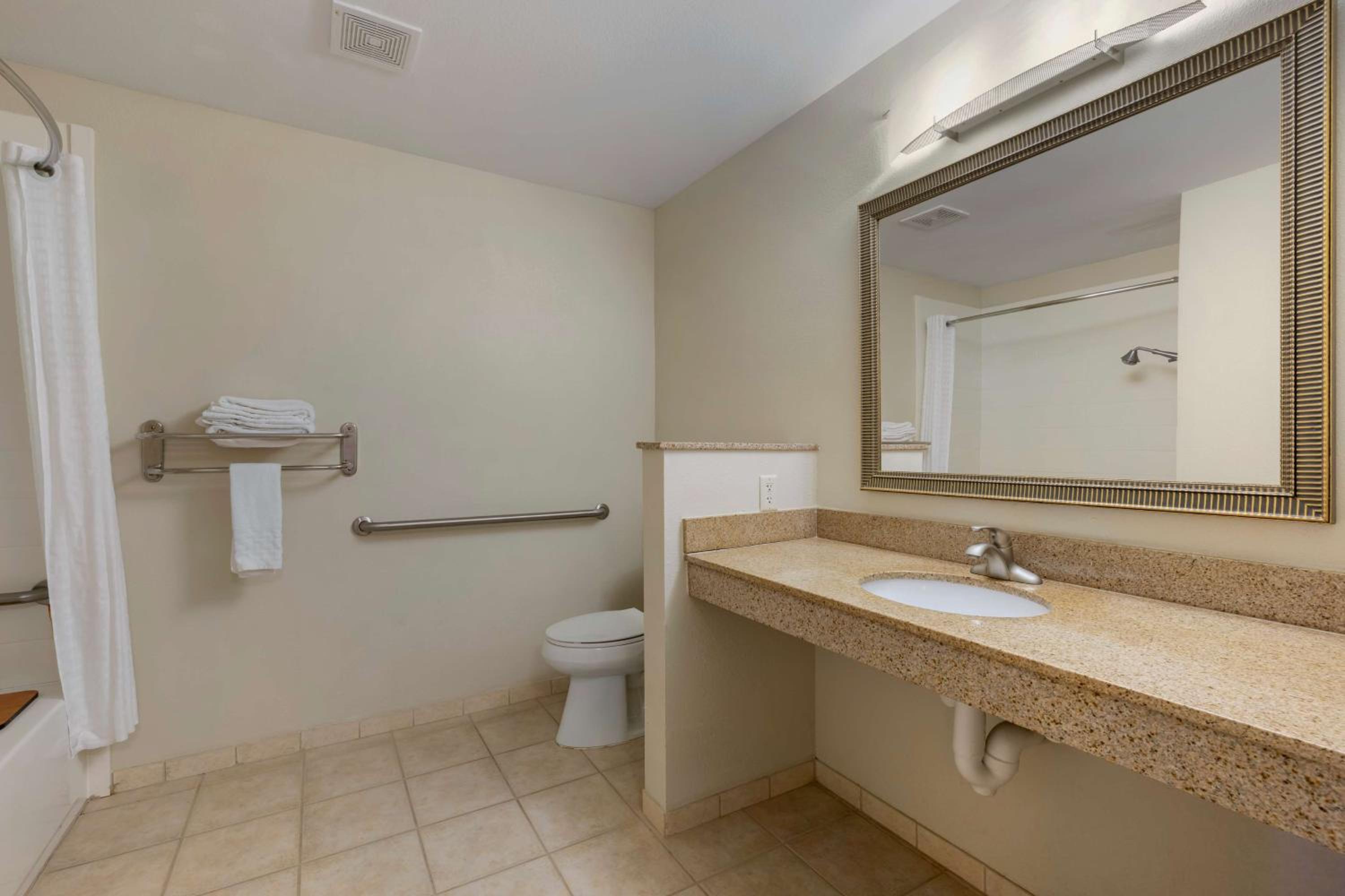 Queen Room with Two Queen Beds and Bath Tub - Disability Access/Non-Smoking  - Photo 2
