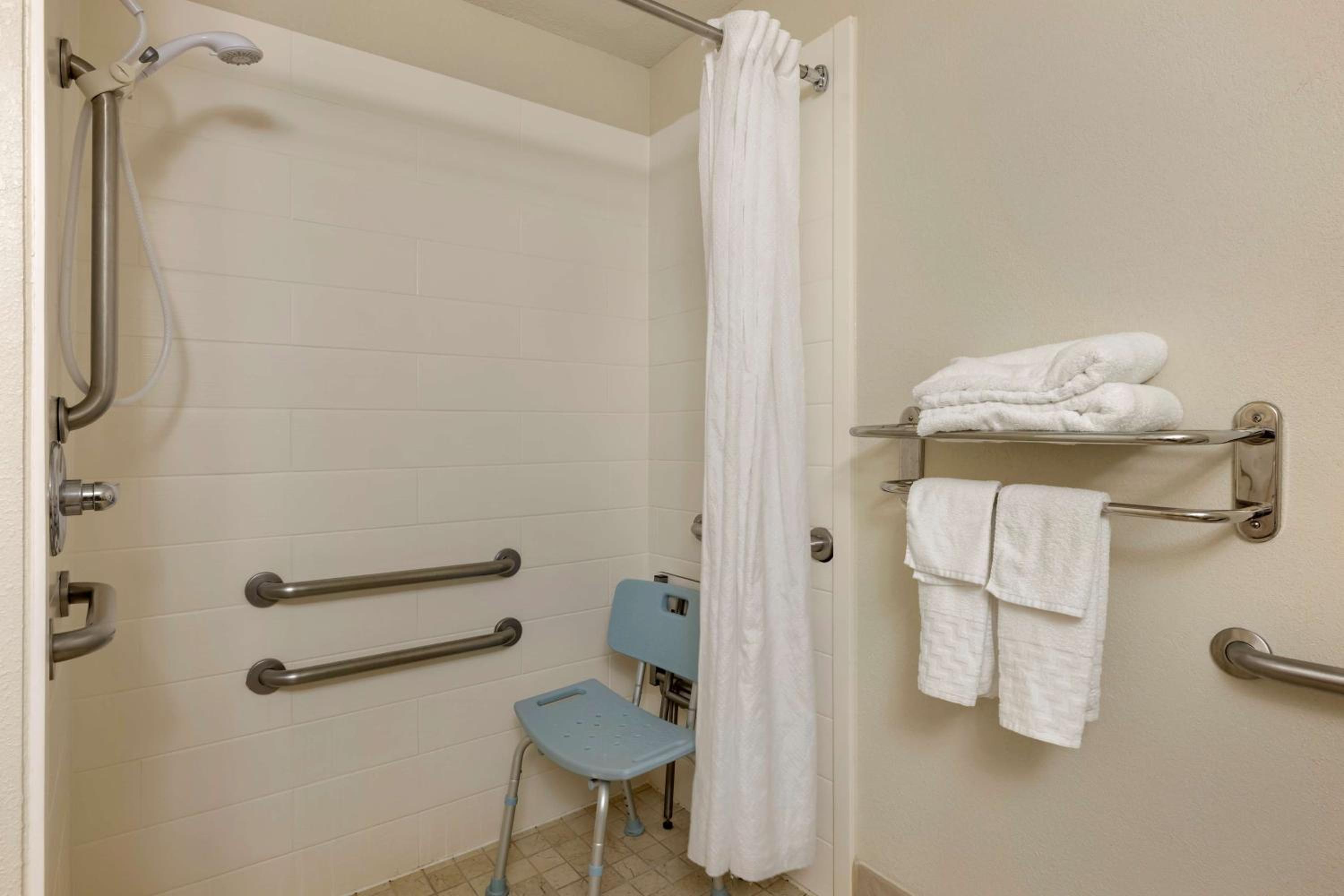 King Room with Roll-in Shower - Disability Access/Non-Smoking - Photo 4