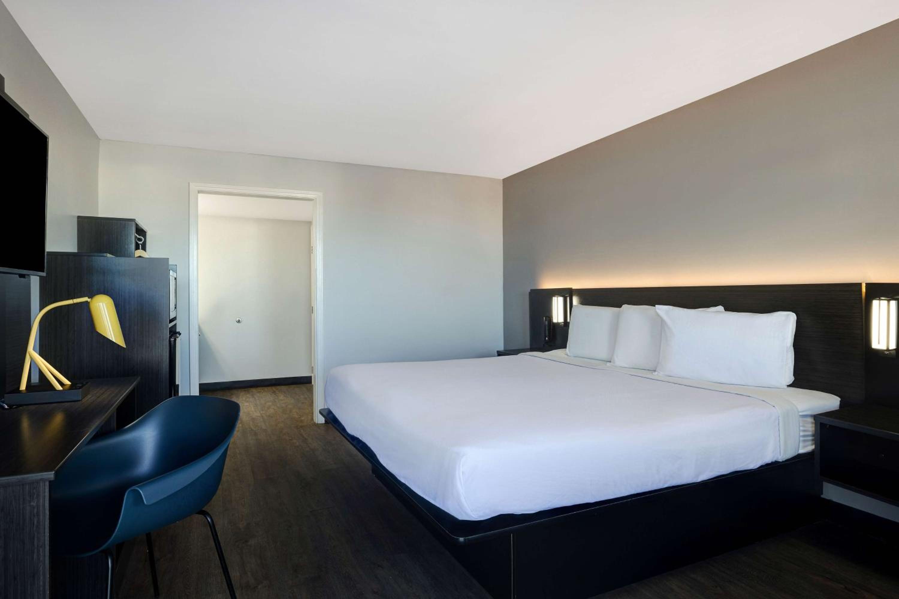 Standard King Room - Non-Smoking  - Photo 1