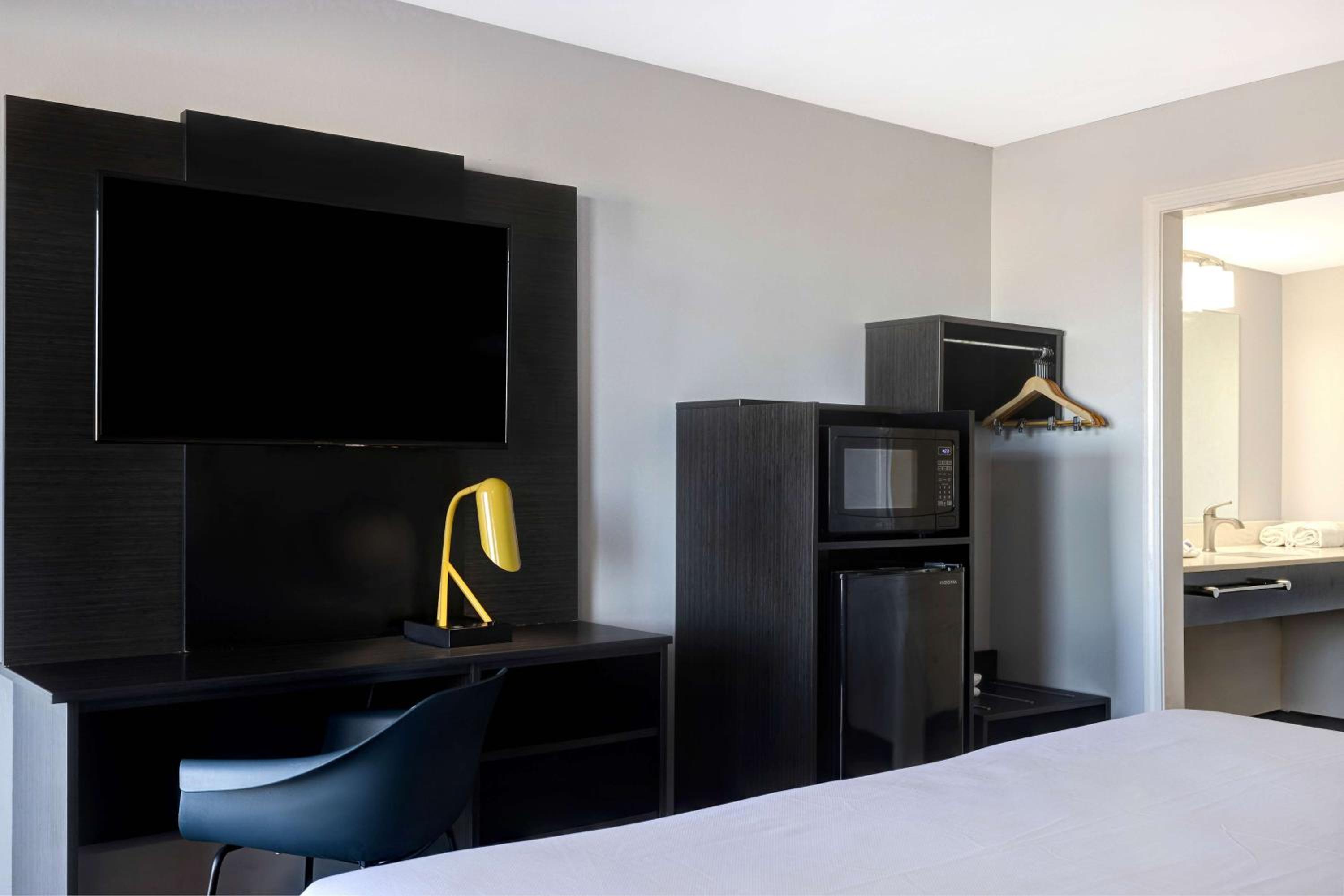 Standard King Room - Non-Smoking  - Photo 2