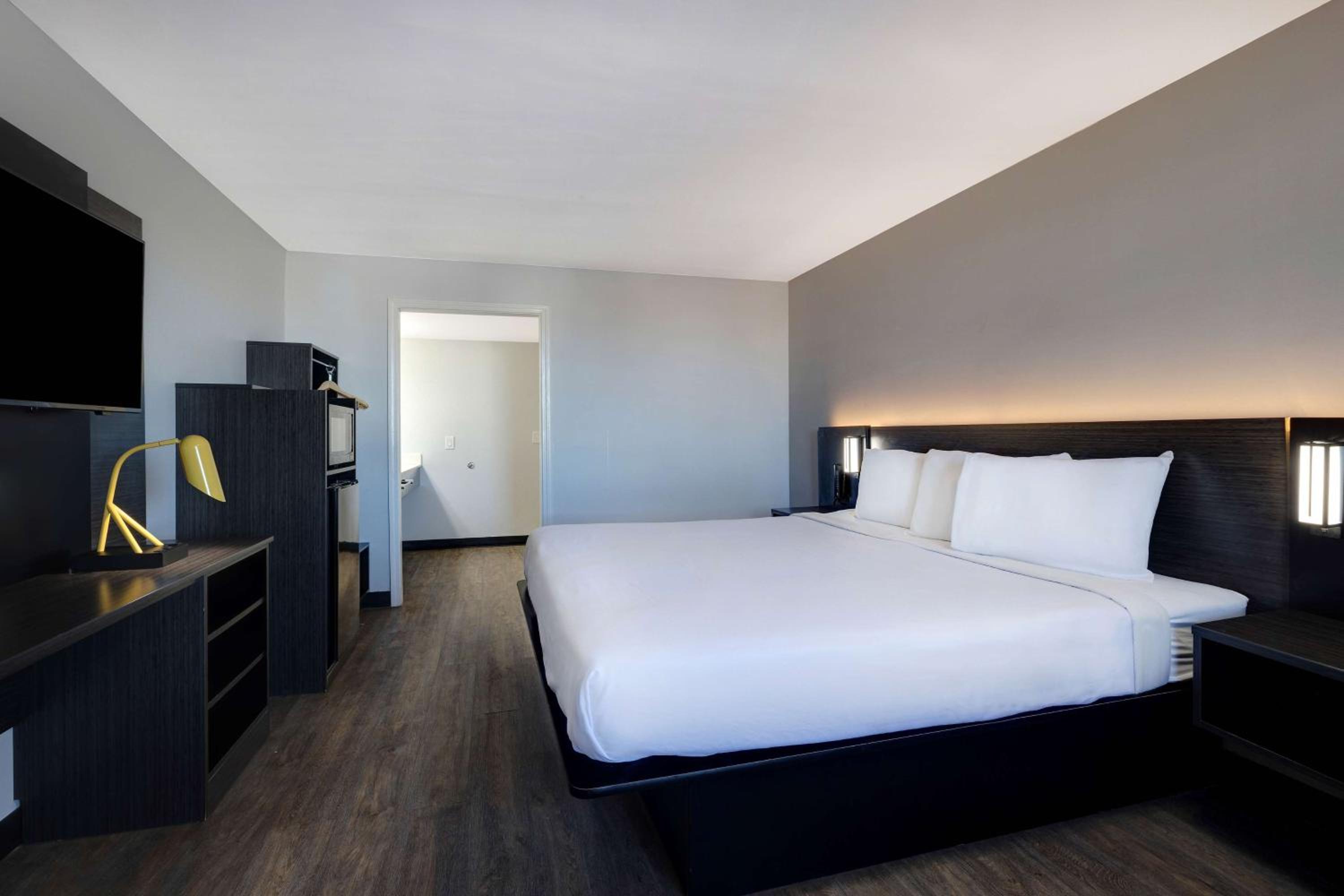 Standard King Room - Non-Smoking  - Photo 3