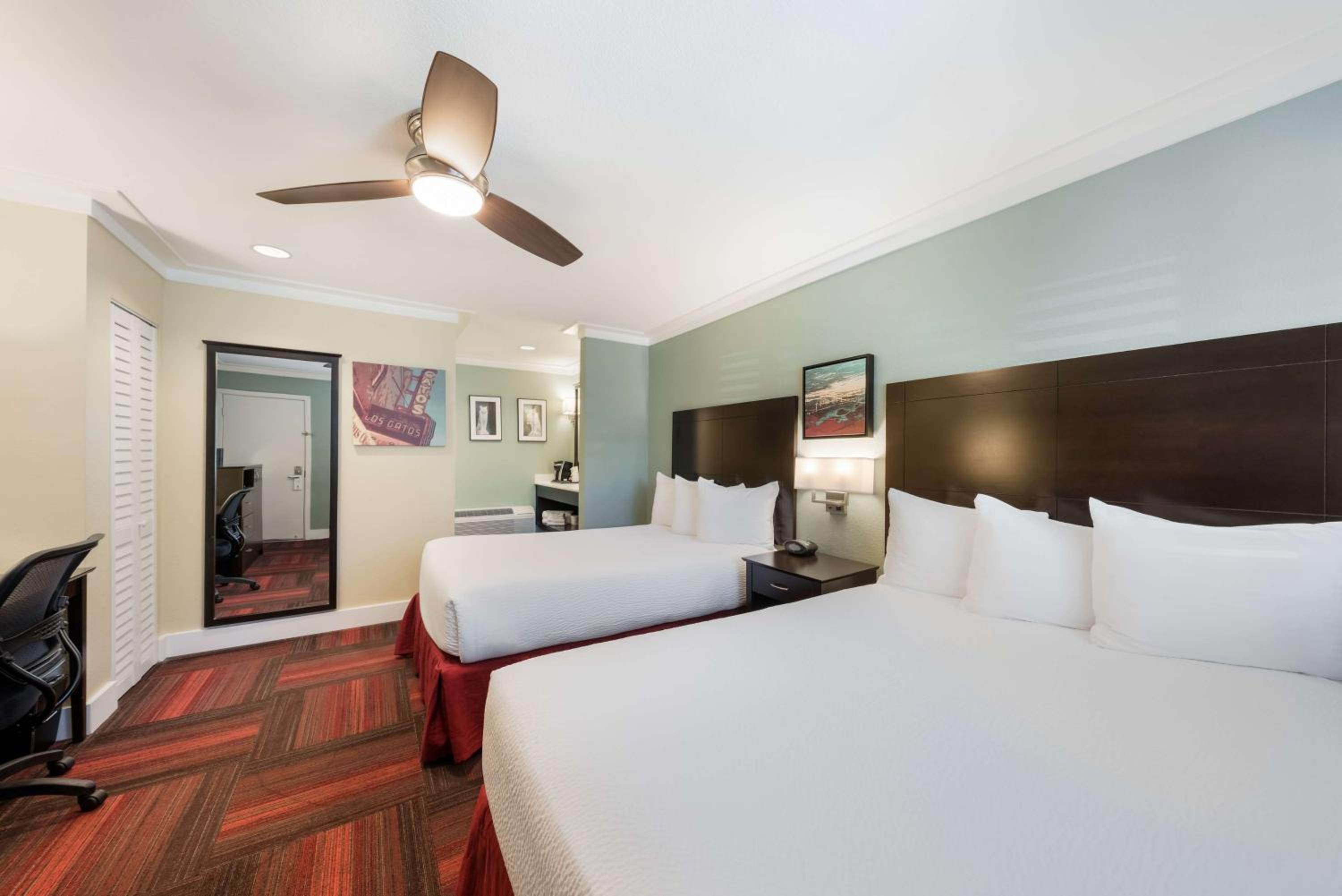 Double Room with Two Double Beds - Photo 2