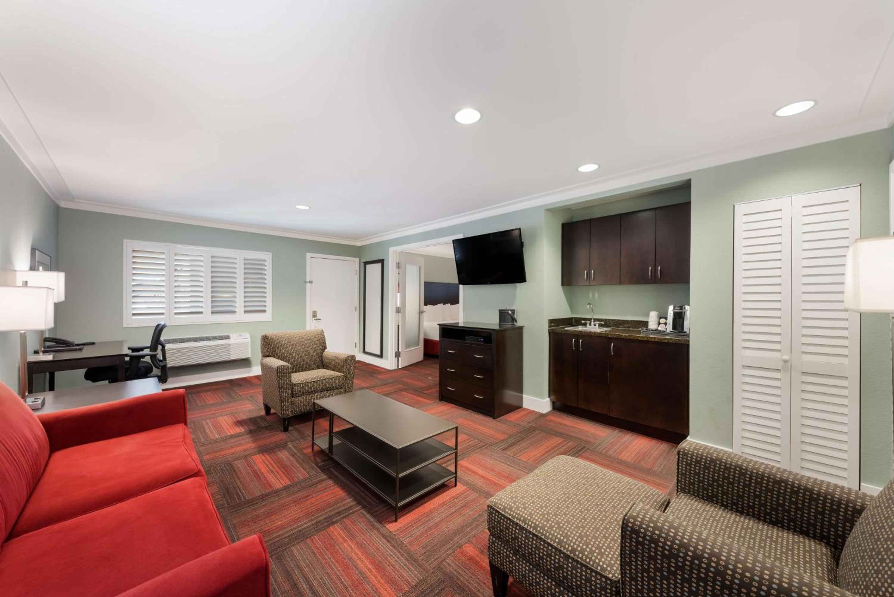 One-Bedroom King Suite with Sofa Bed - Photo 2