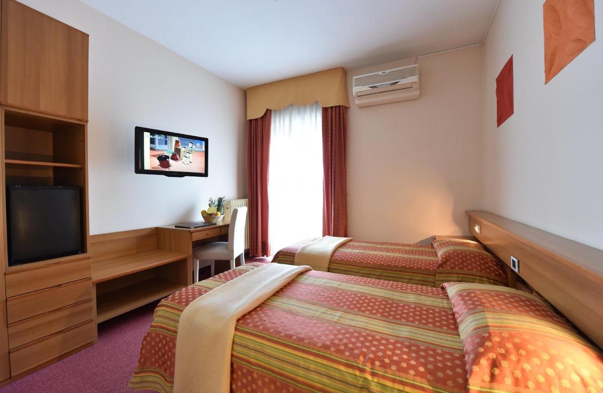 Twin Room with Balcony photo 3