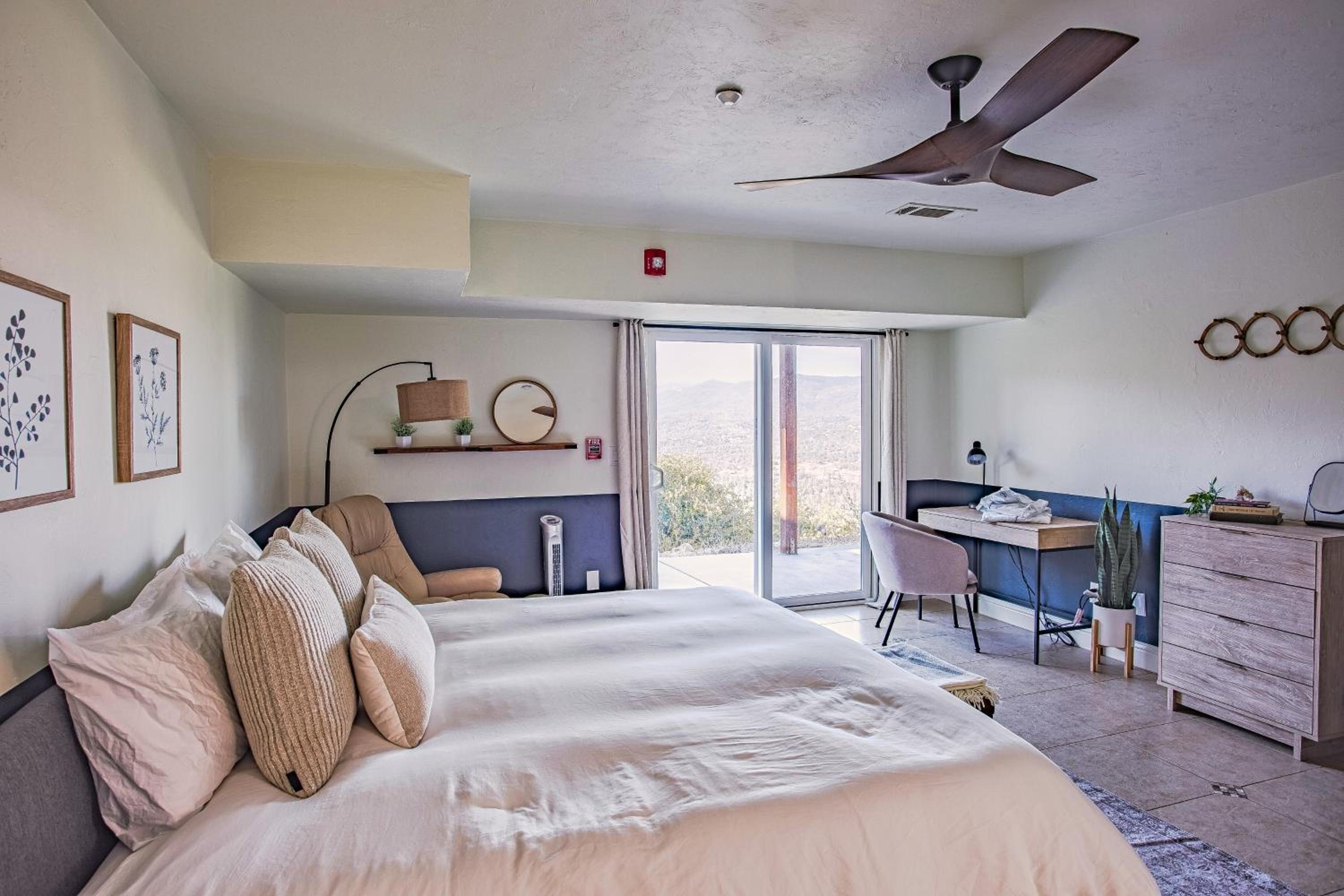 Five-Bedroom House photo 2