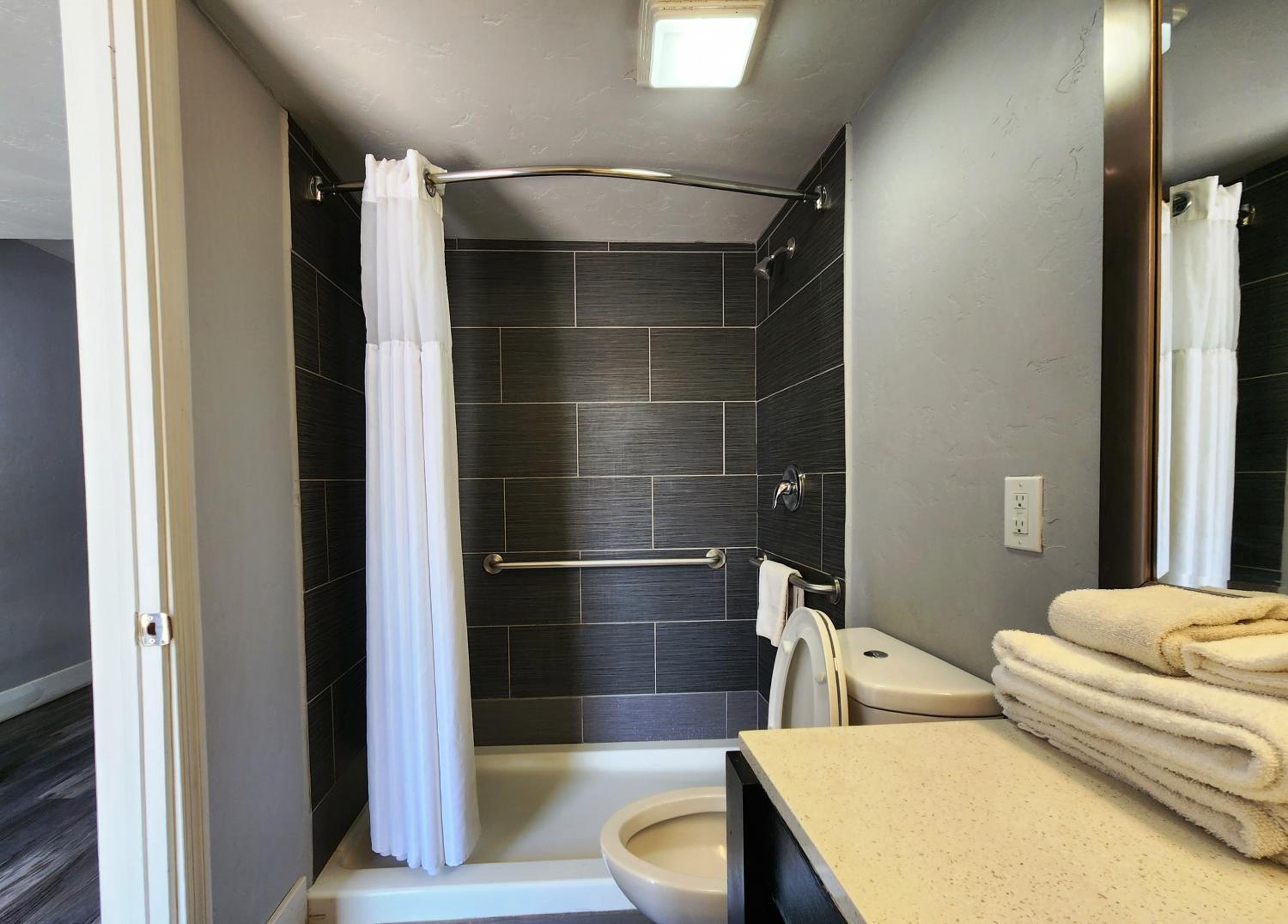 King Room - Disability Access/Non-Smoking - Photo 2
