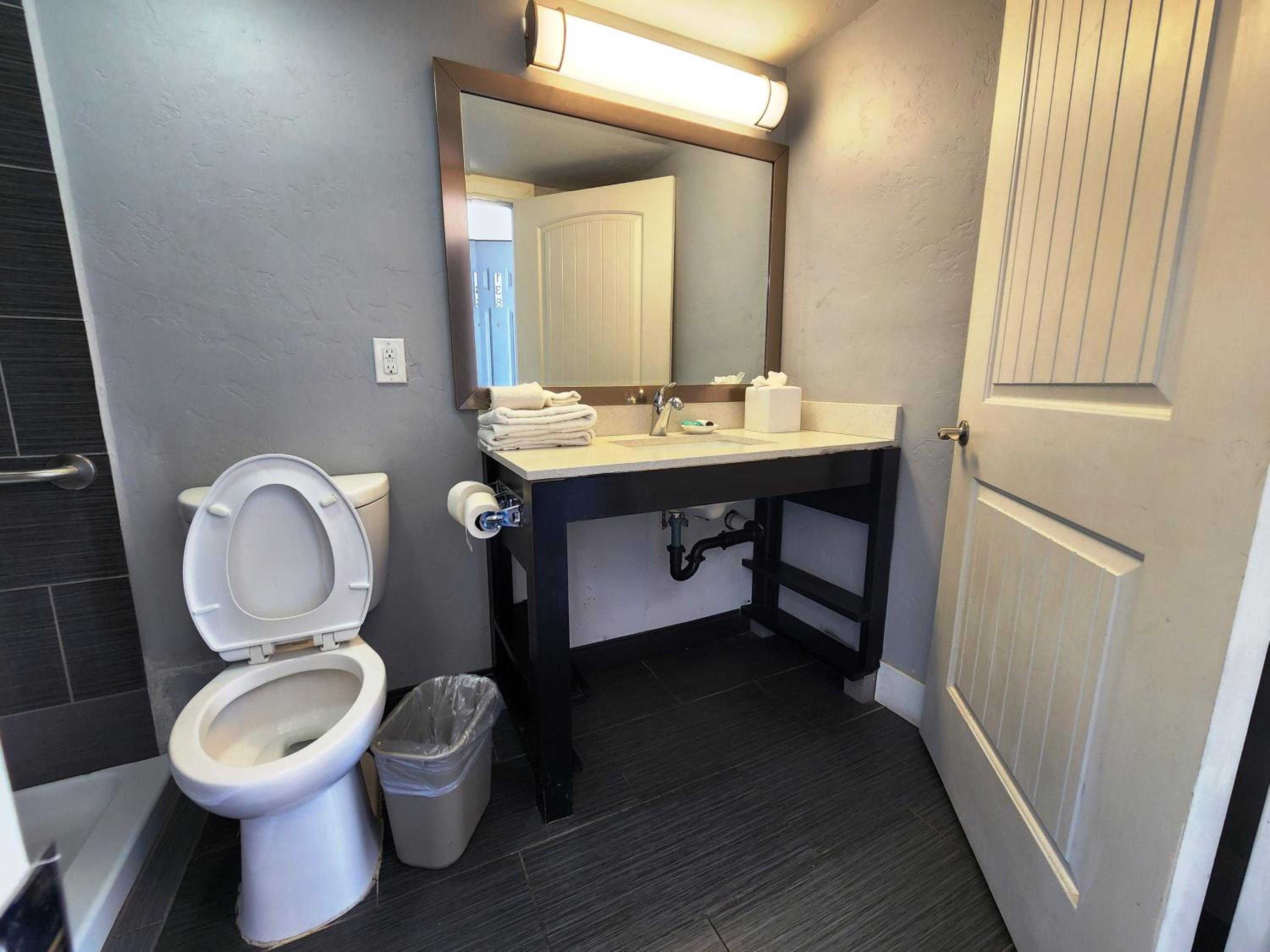 Deluxe Double Room with Two Queen Beds - Non-Smokin - Photo 4