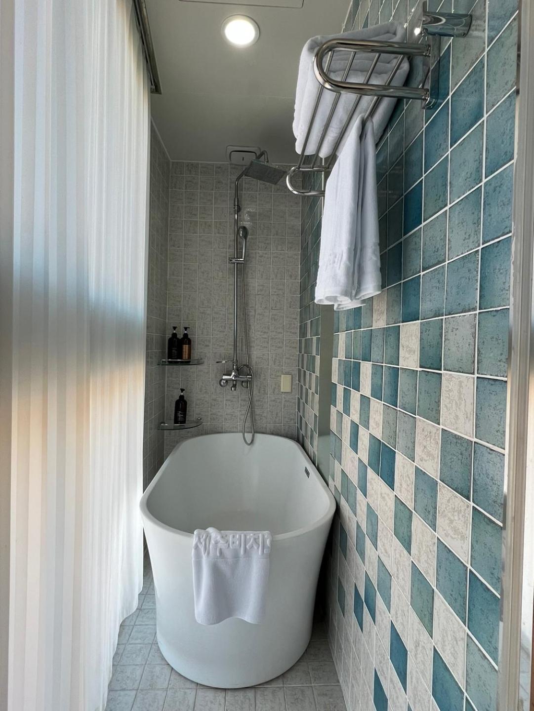 Double Room with Sea View (Including a cup of Americano) - Photo 4
