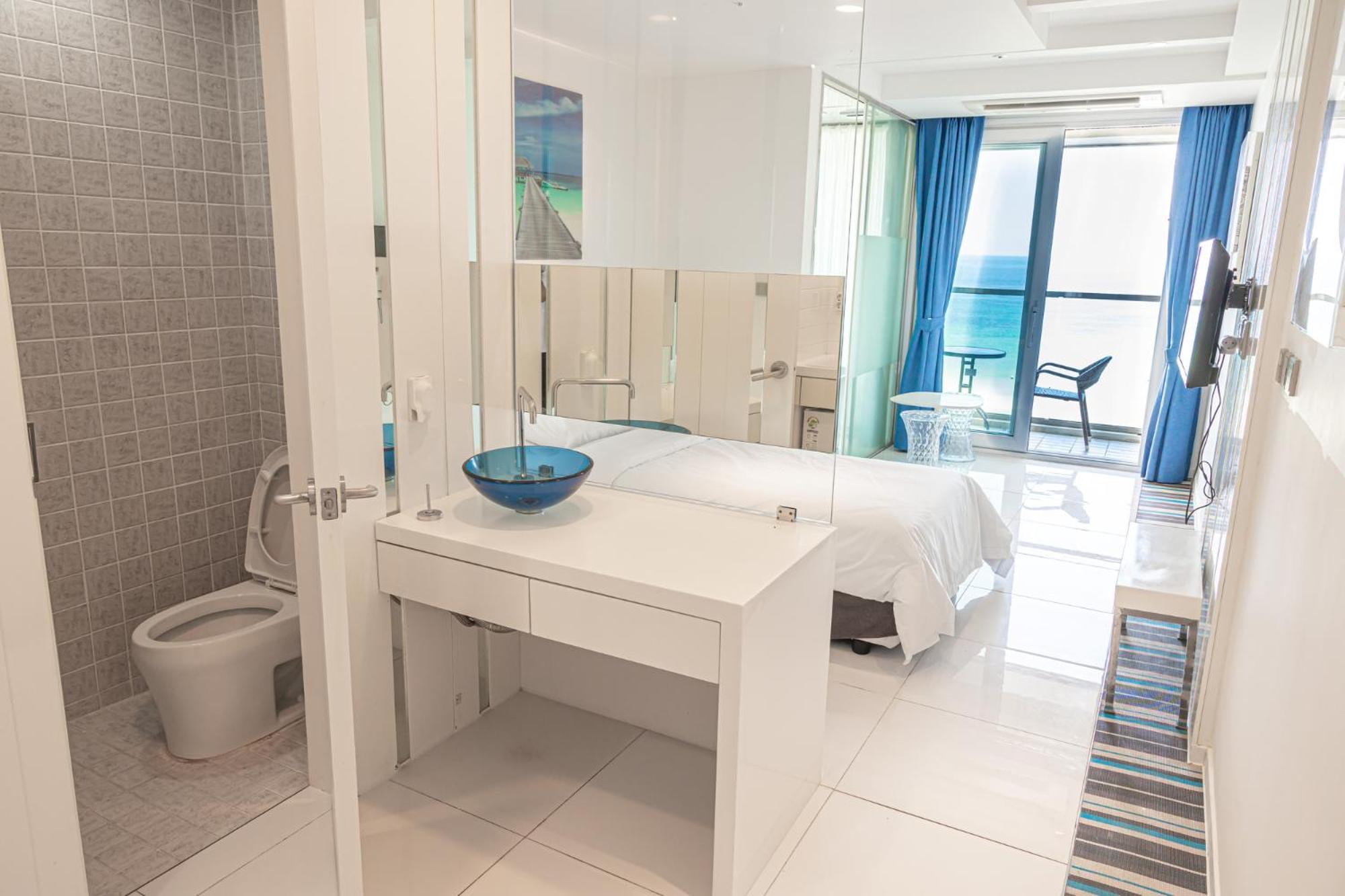 Double Room with Sea View (Including a cup of Americano) - Photo 3