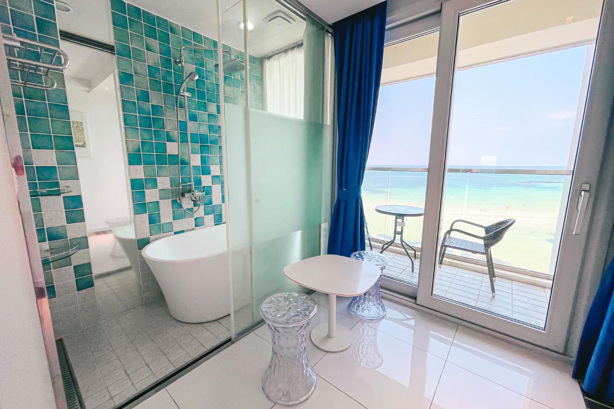Double Room with Sea View (Including a cup of Americano) - Photo 2