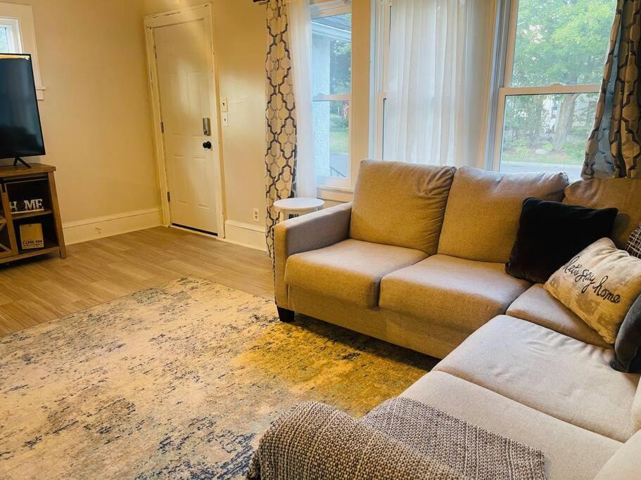 Three-Bedroom House photo 3