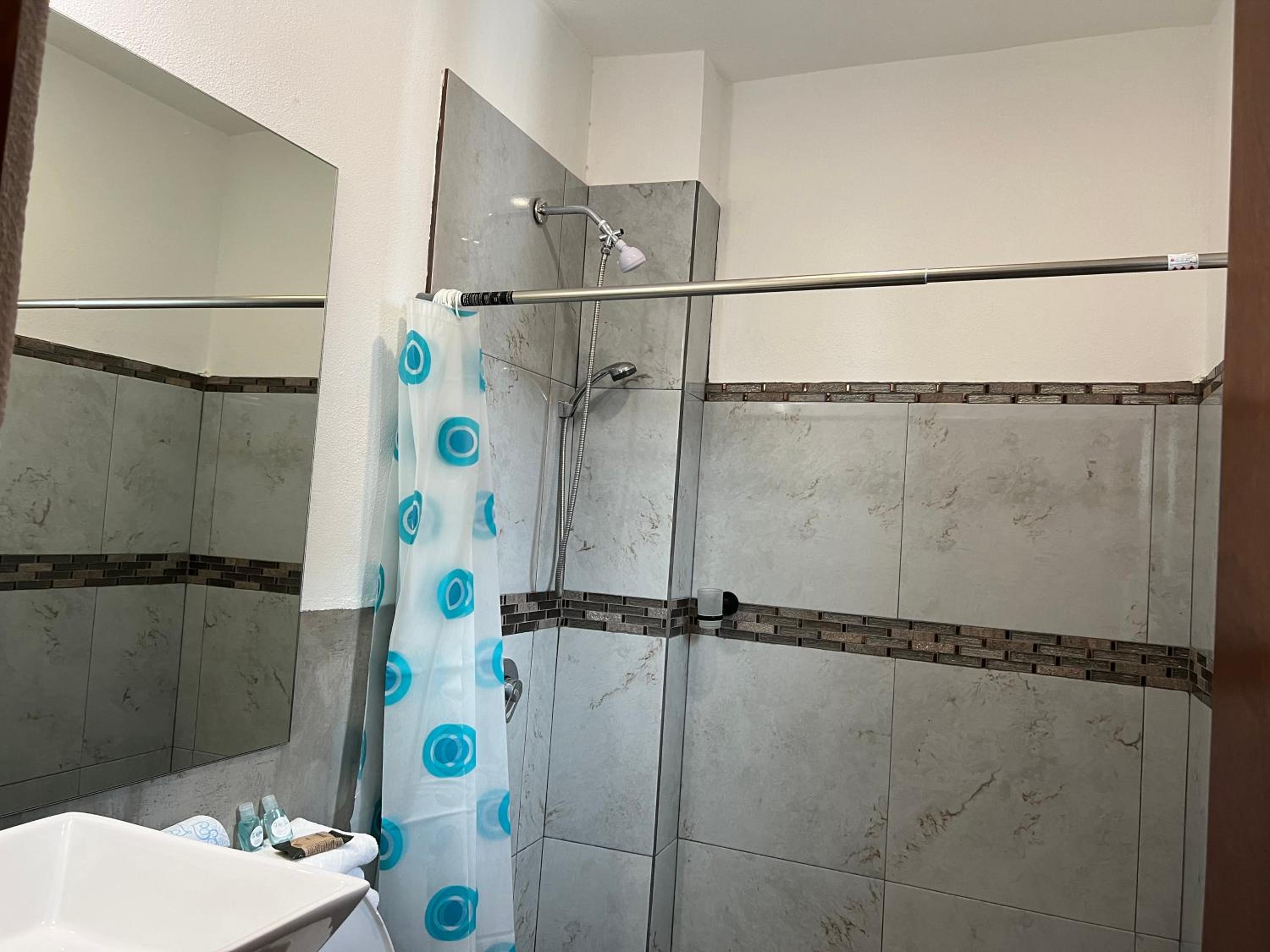 Double or Twin Room with Private Bathroom - Photo 6