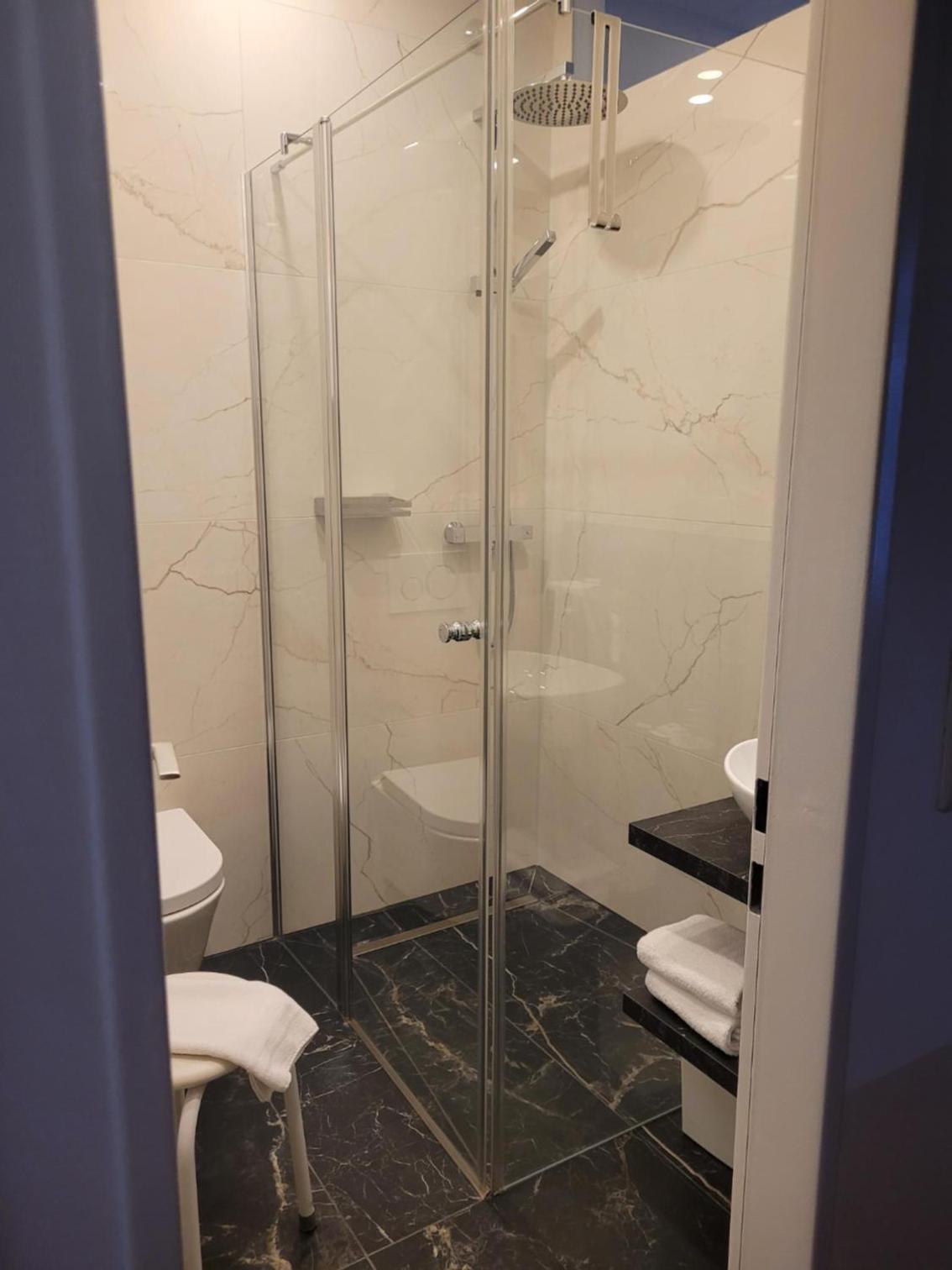 Double Room - Photo 10