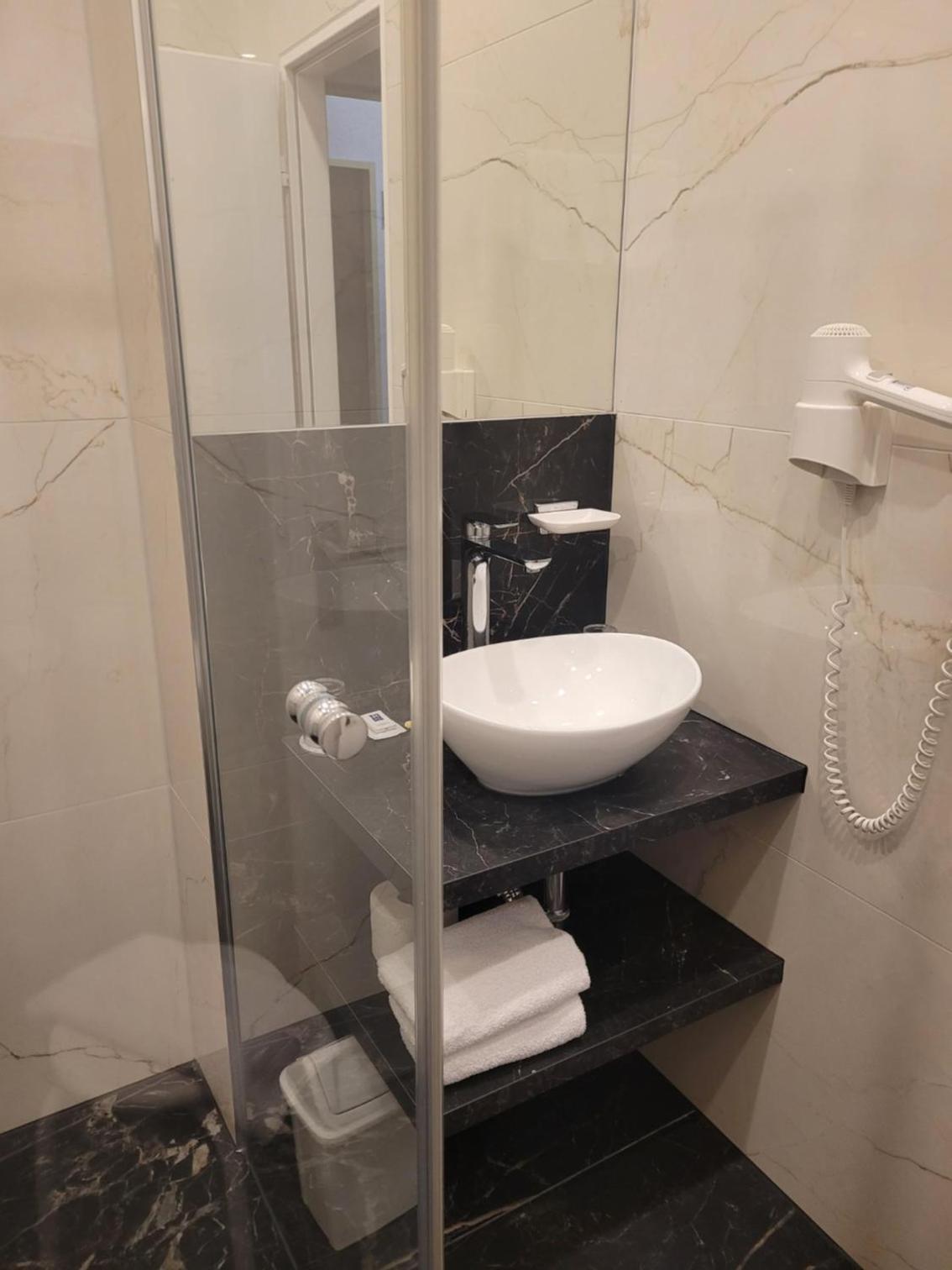 Double Room - Photo 4