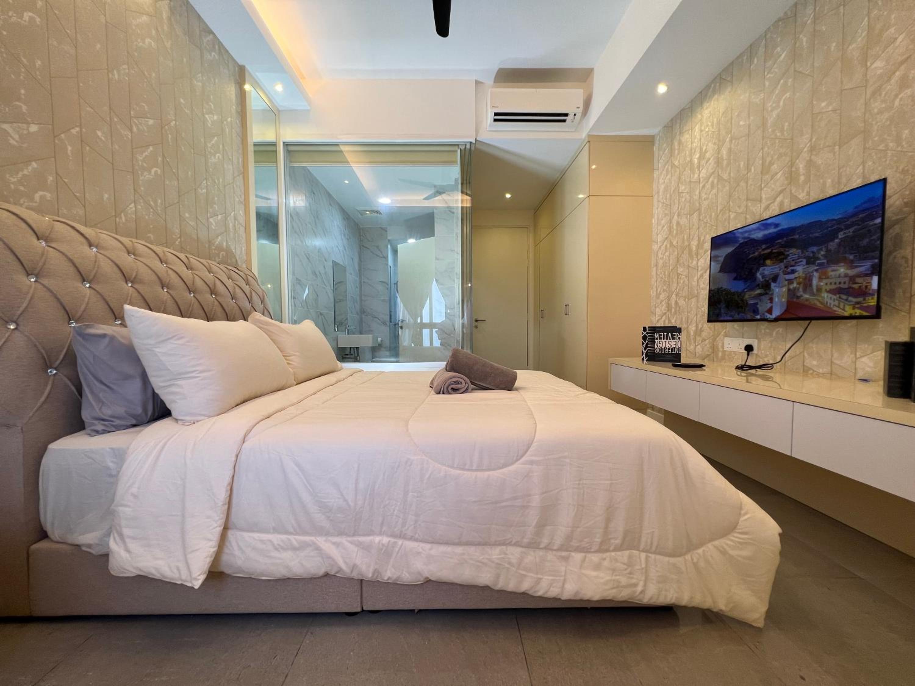 Two Bedroom Deluxe Family Suite (Private Bathtub & Seaview)