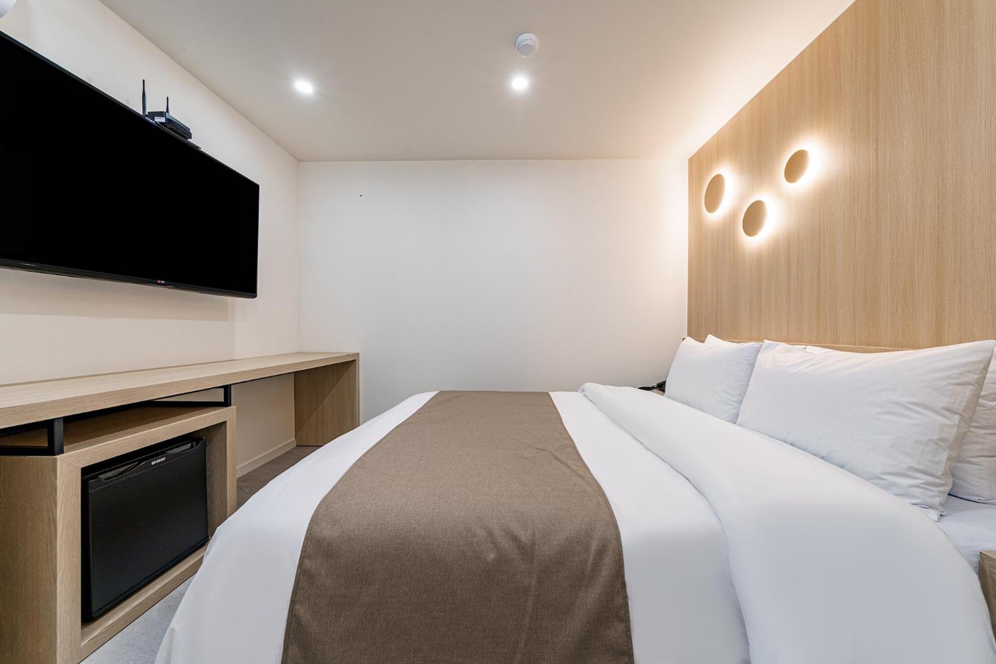 Deluxe Double Room - Photo 11