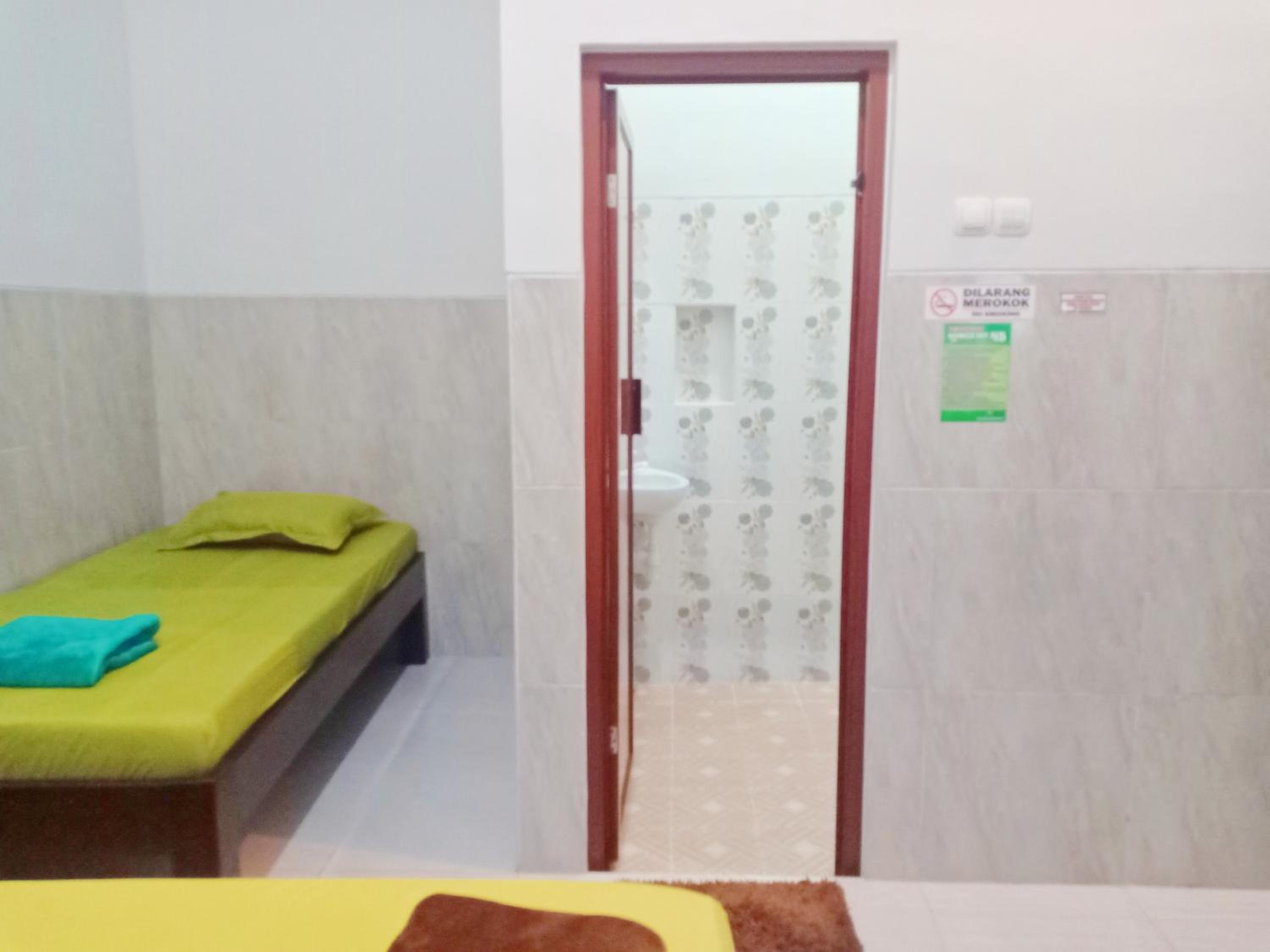 Family Room with Private Bathroom - Photo 10