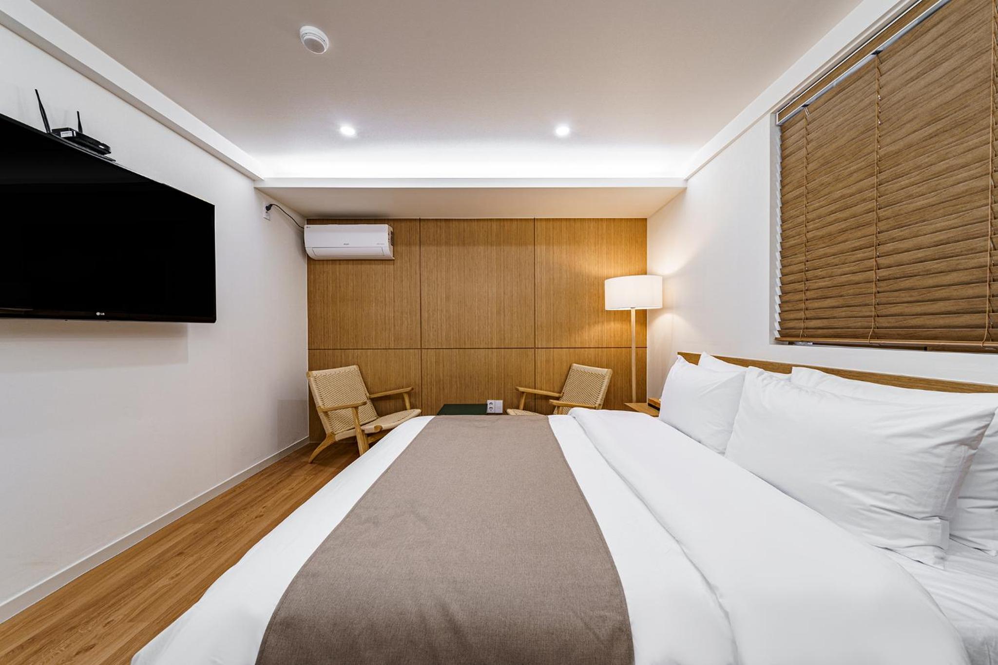 Deluxe Double Room - Photo 14