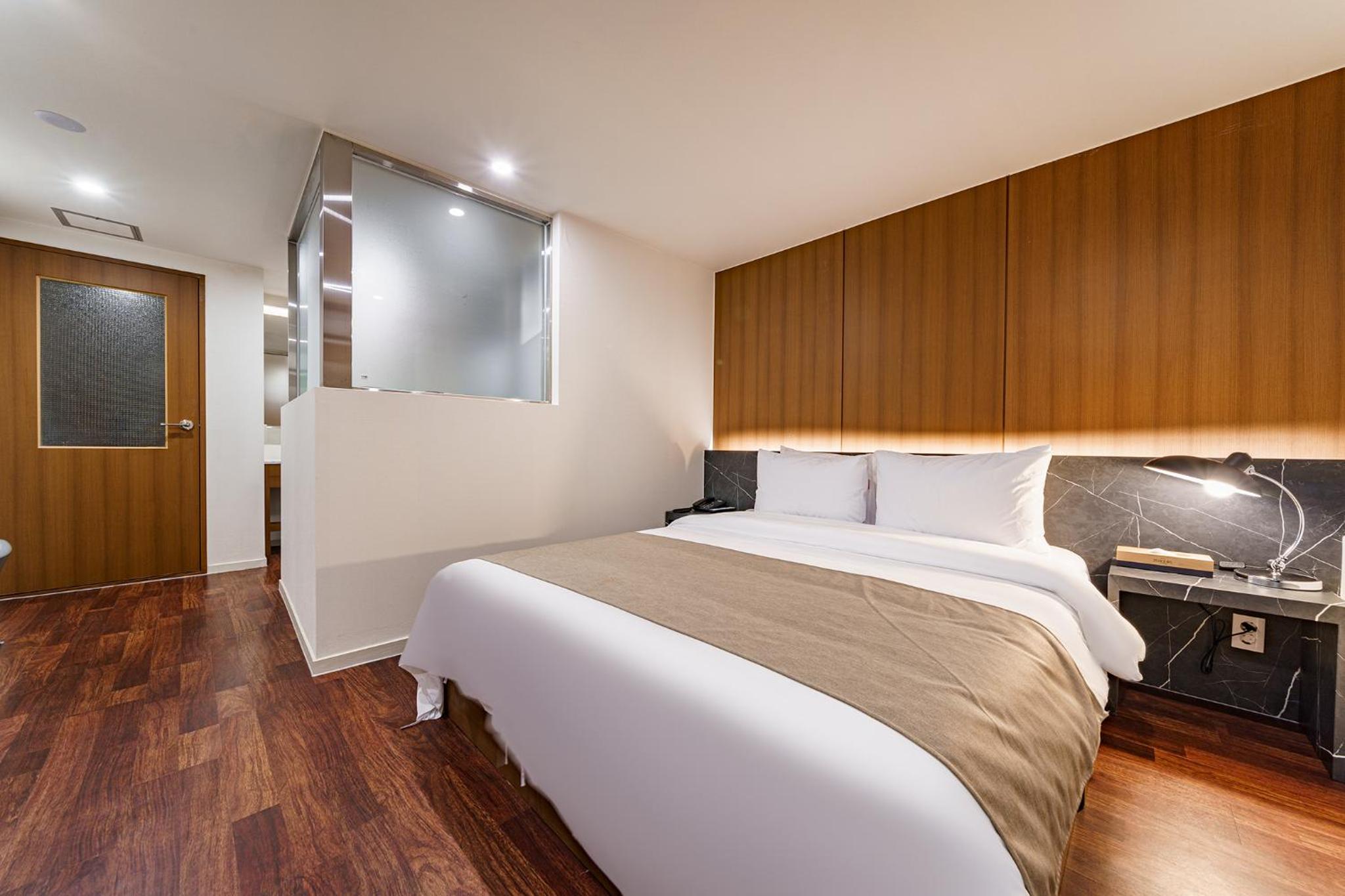 Deluxe Double Room - Photo 21