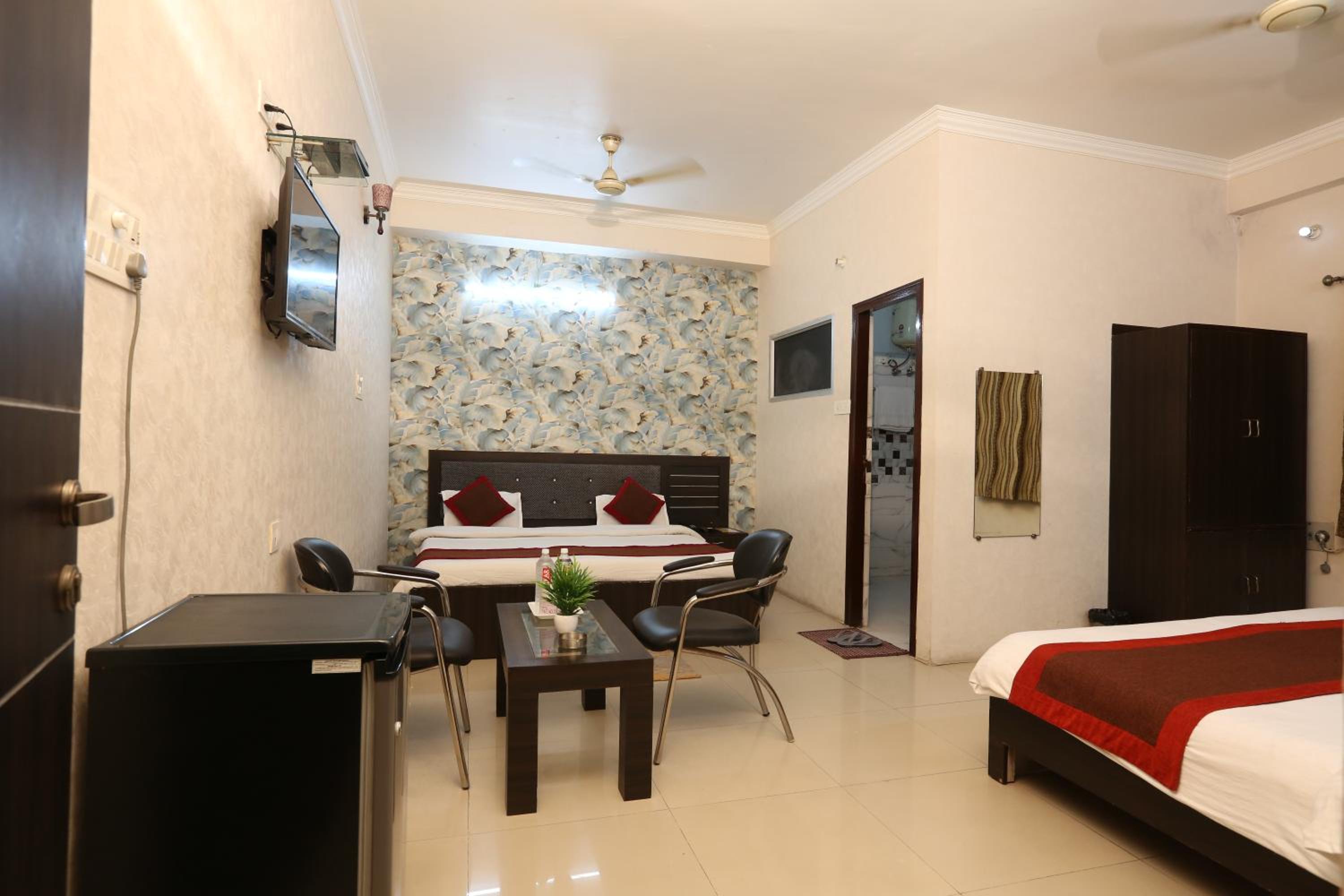 Family Room with Private Bathroom - Photo 15