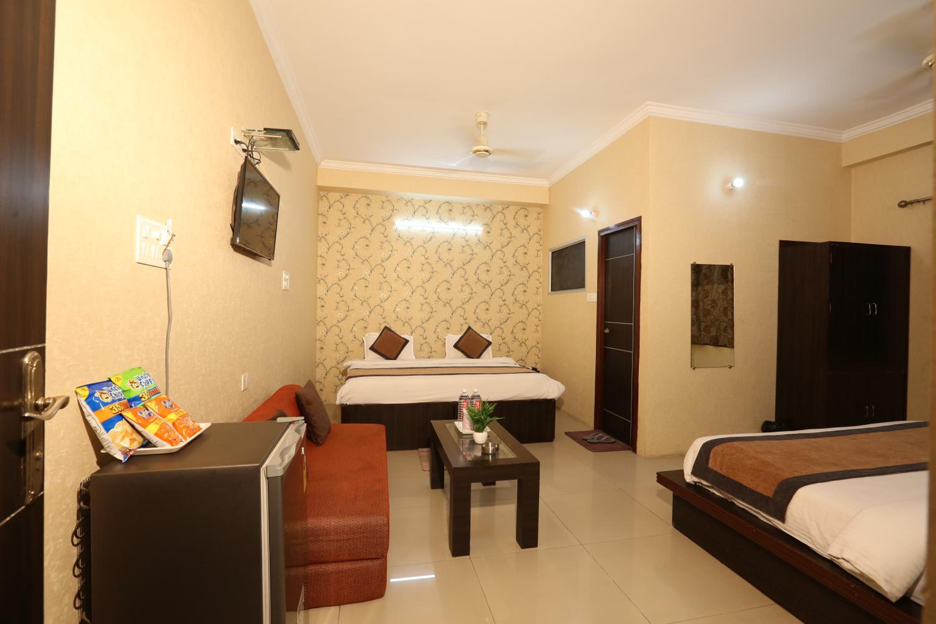 Family Room with Private Bathroom - Photo 16