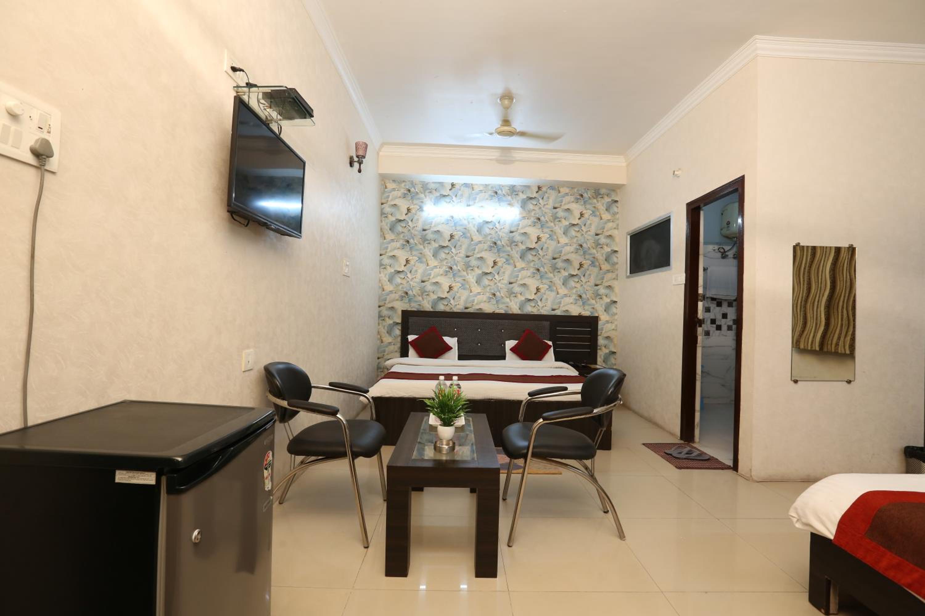 Family Room with Private Bathroom - Photo 12