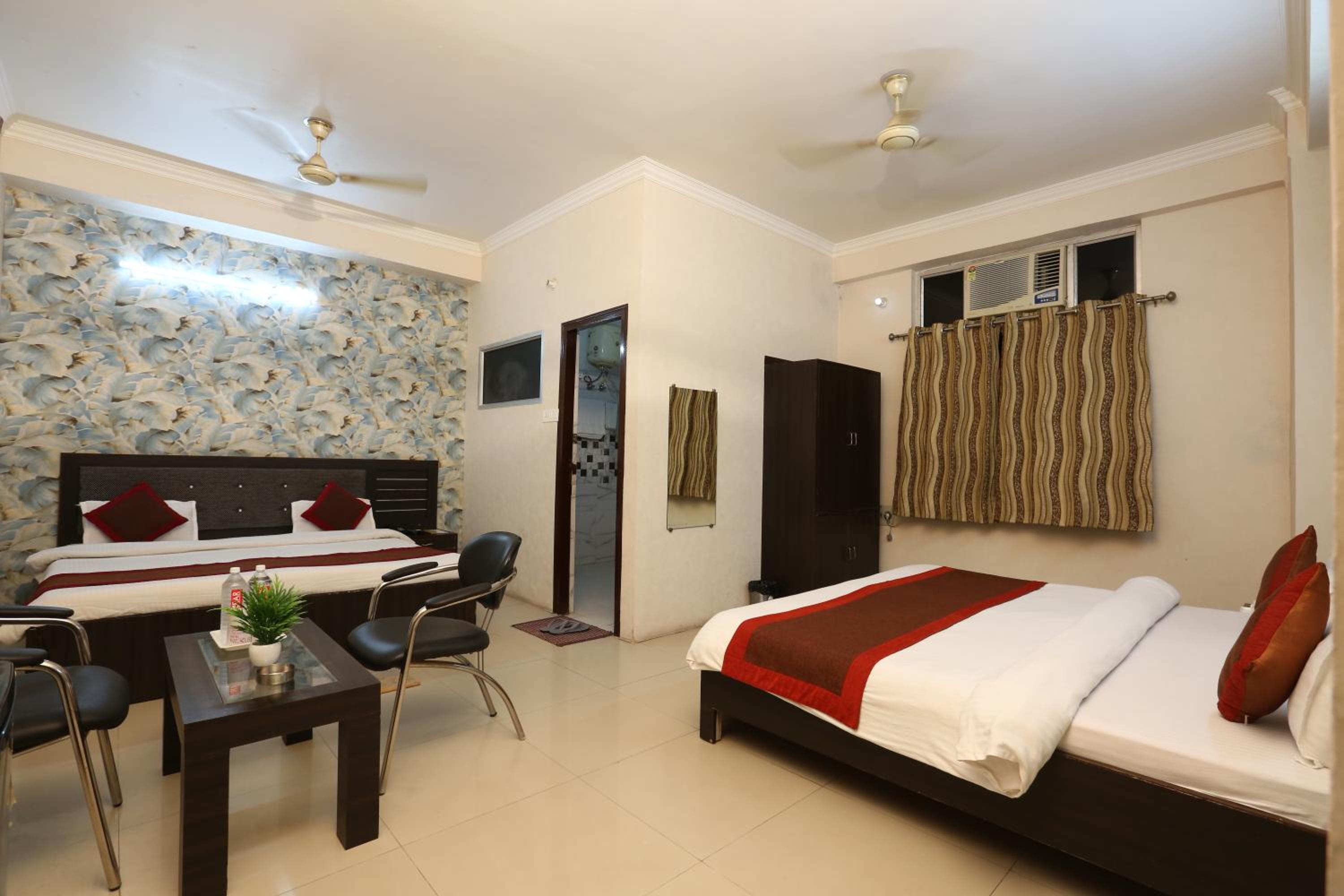 Family Room with Private Bathroom - Photo 17