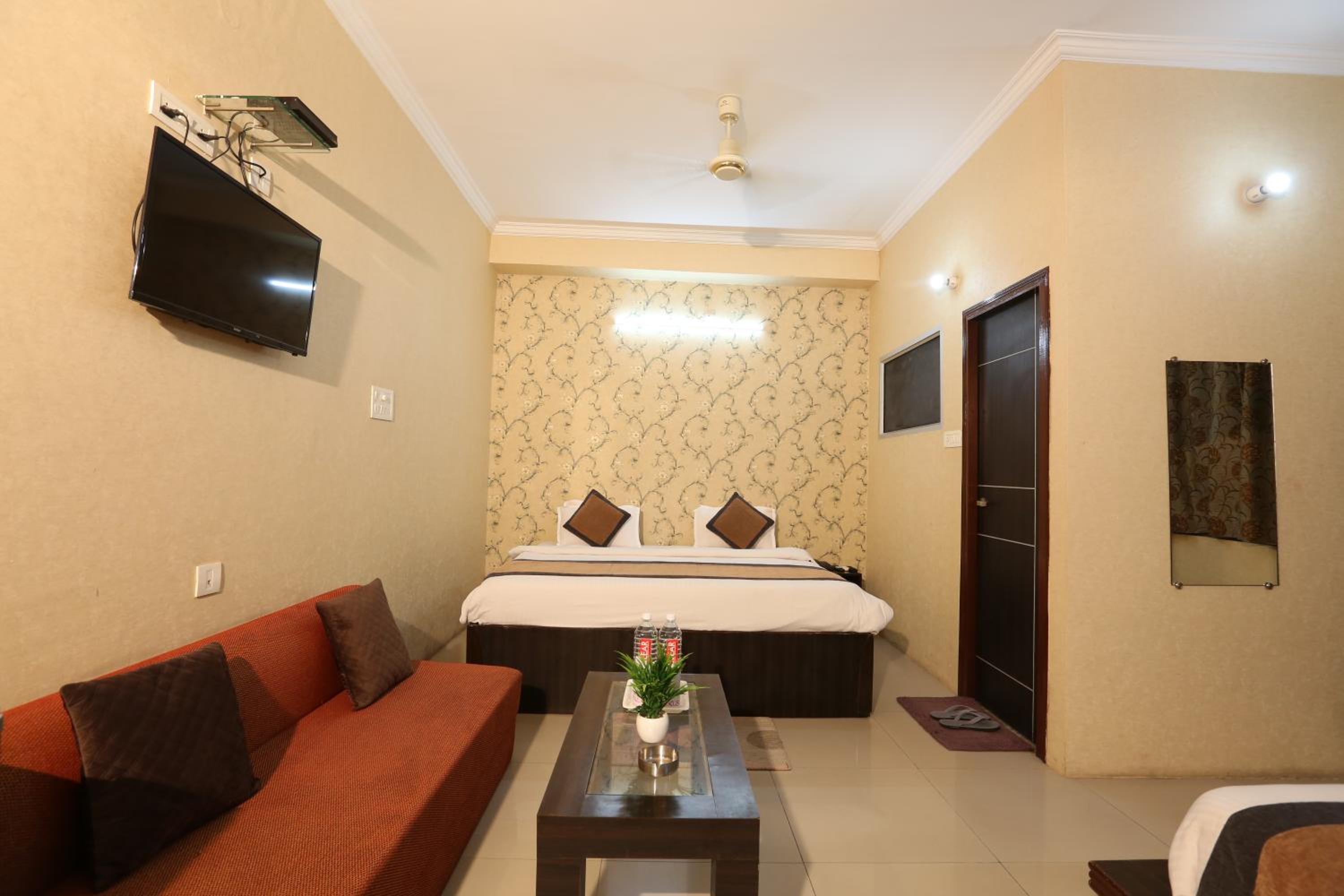 Family Room with Private Bathroom - Photo 10