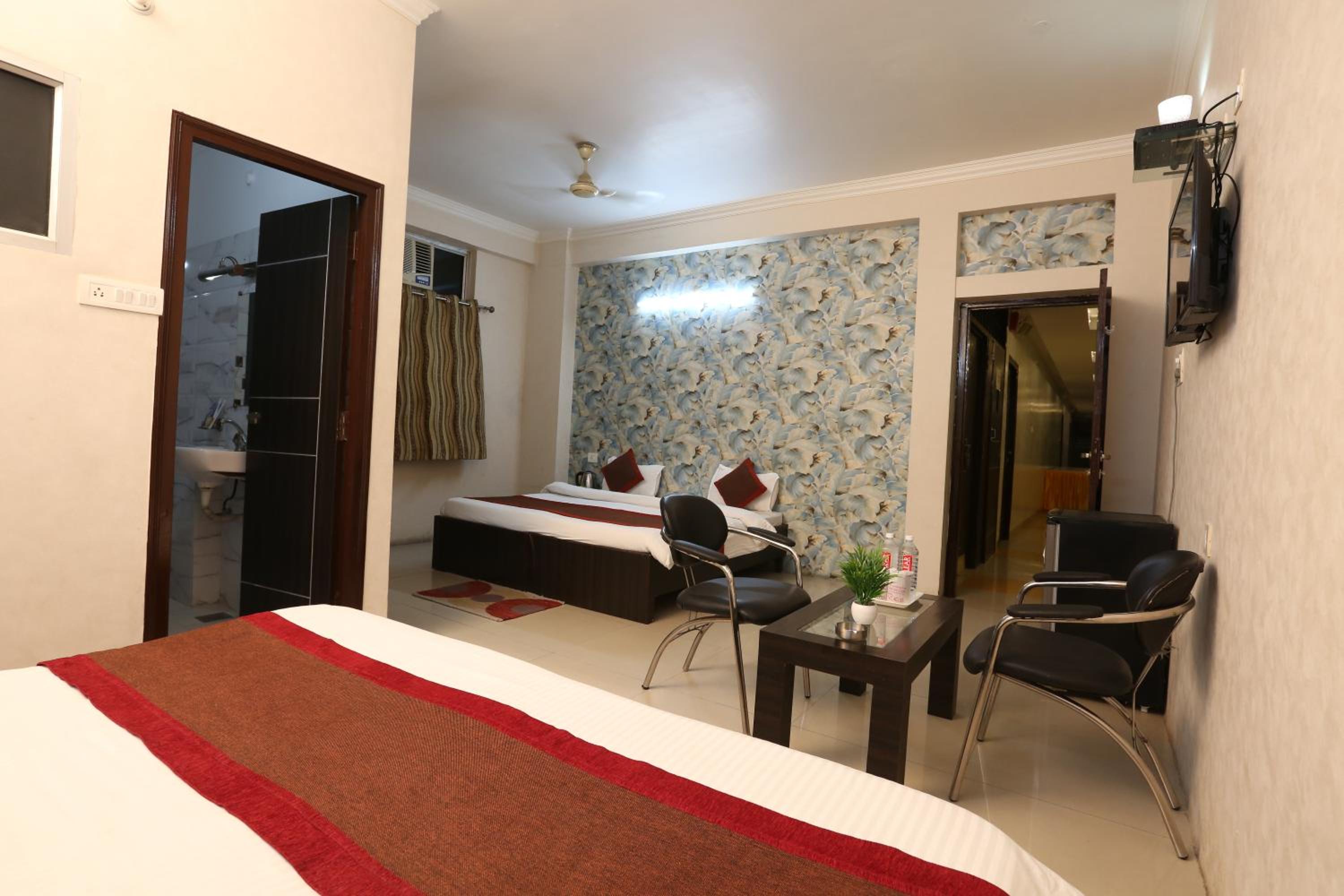 Family Room with Private Bathroom - Photo 8