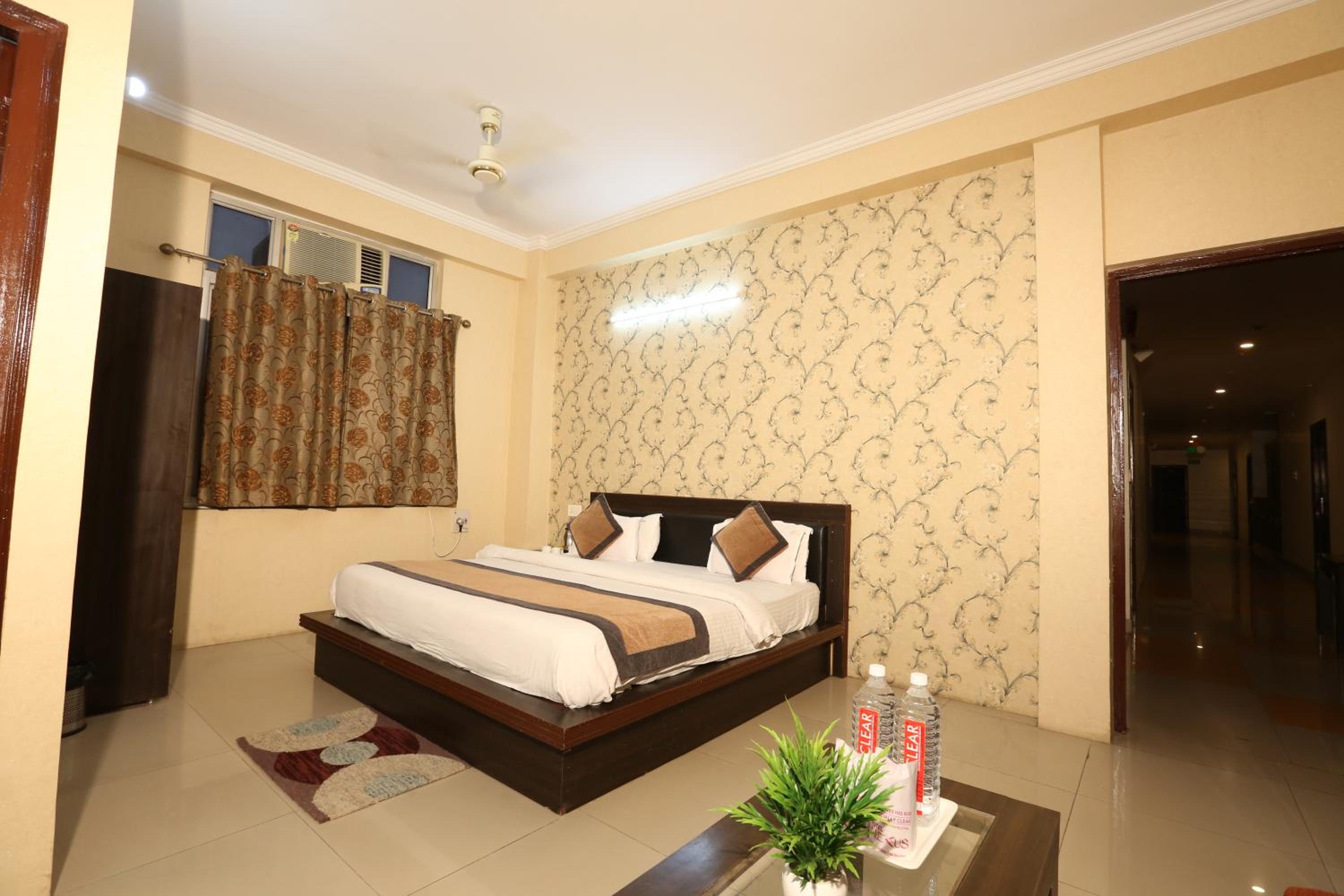 Family Room with Private Bathroom - Photo 7
