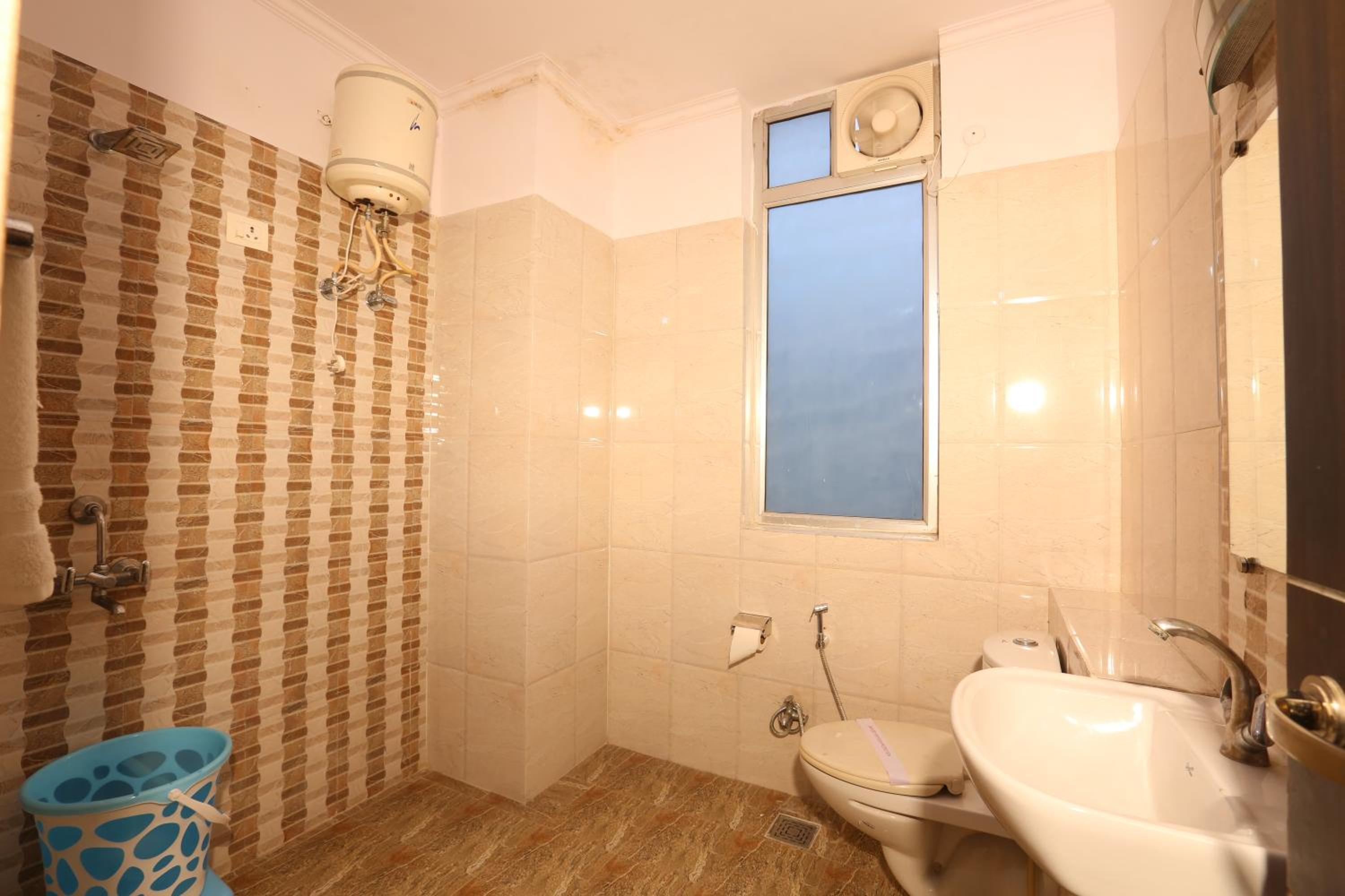 Family Room with Private Bathroom - Photo 6