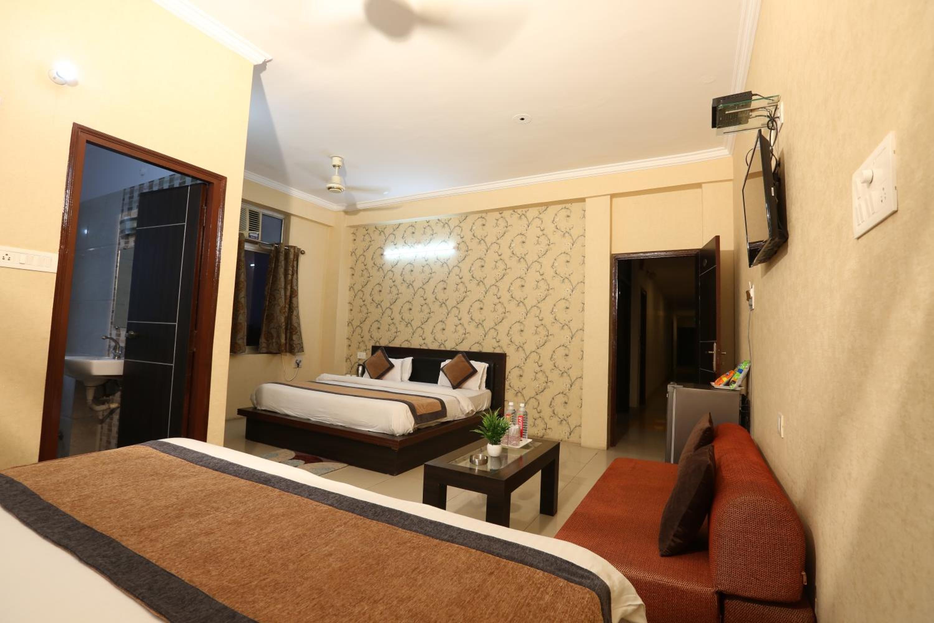 Family Room with Private Bathroom - Photo 5