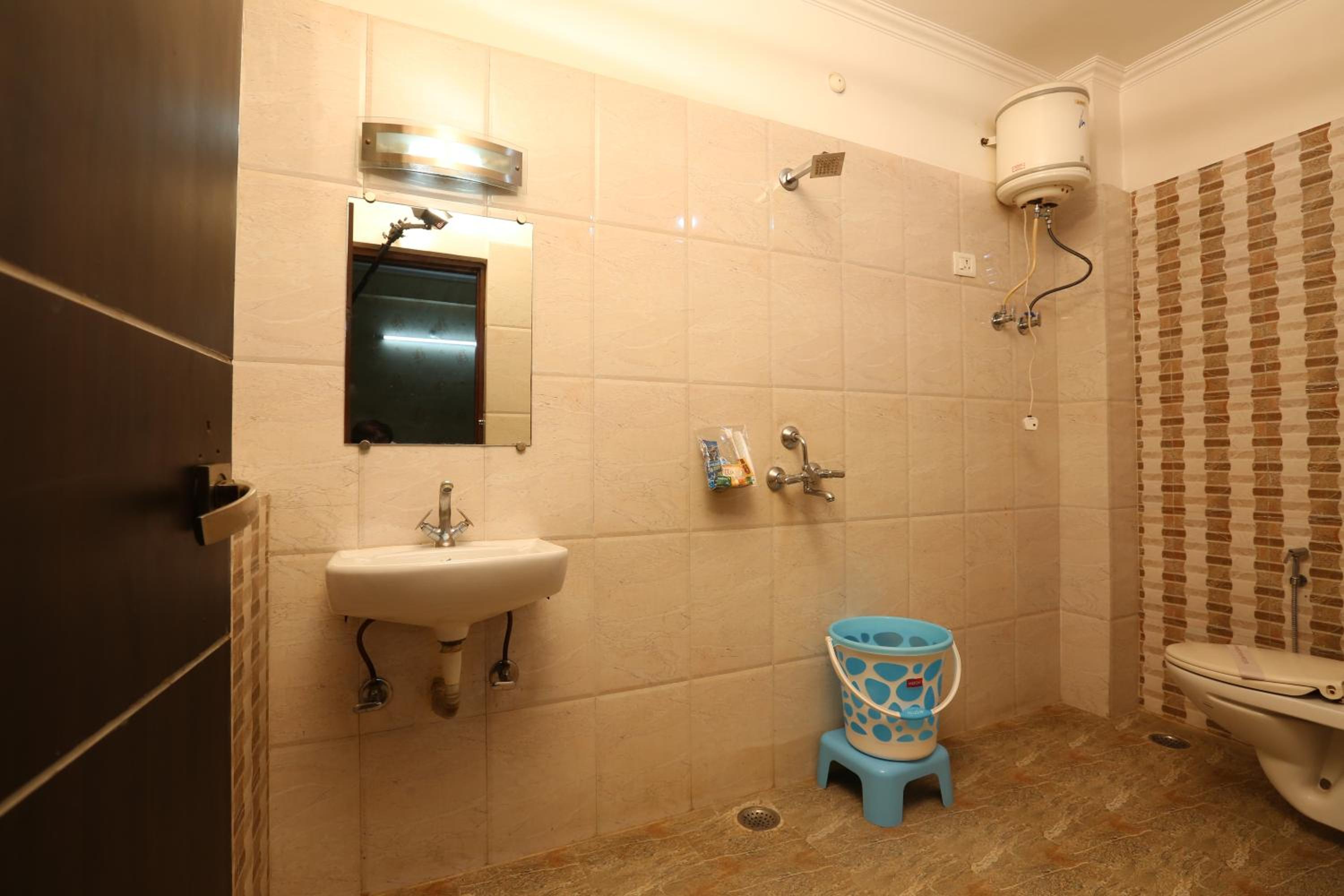Deluxe Double Room - Photo 11
